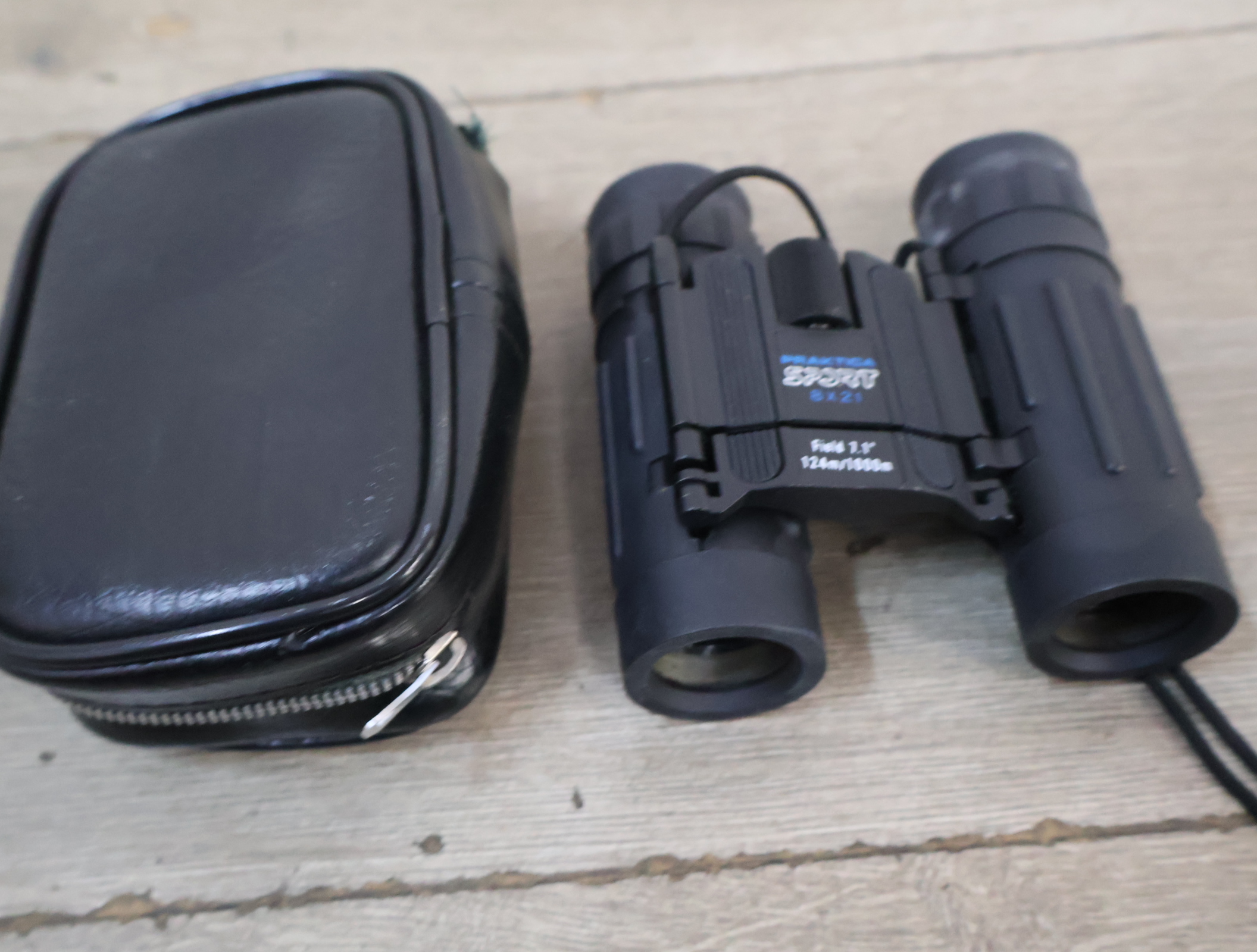 Zwarte compacte verrekijker met etui – foto 4 – kavel bij GSD Auctions, Zoeterwoude