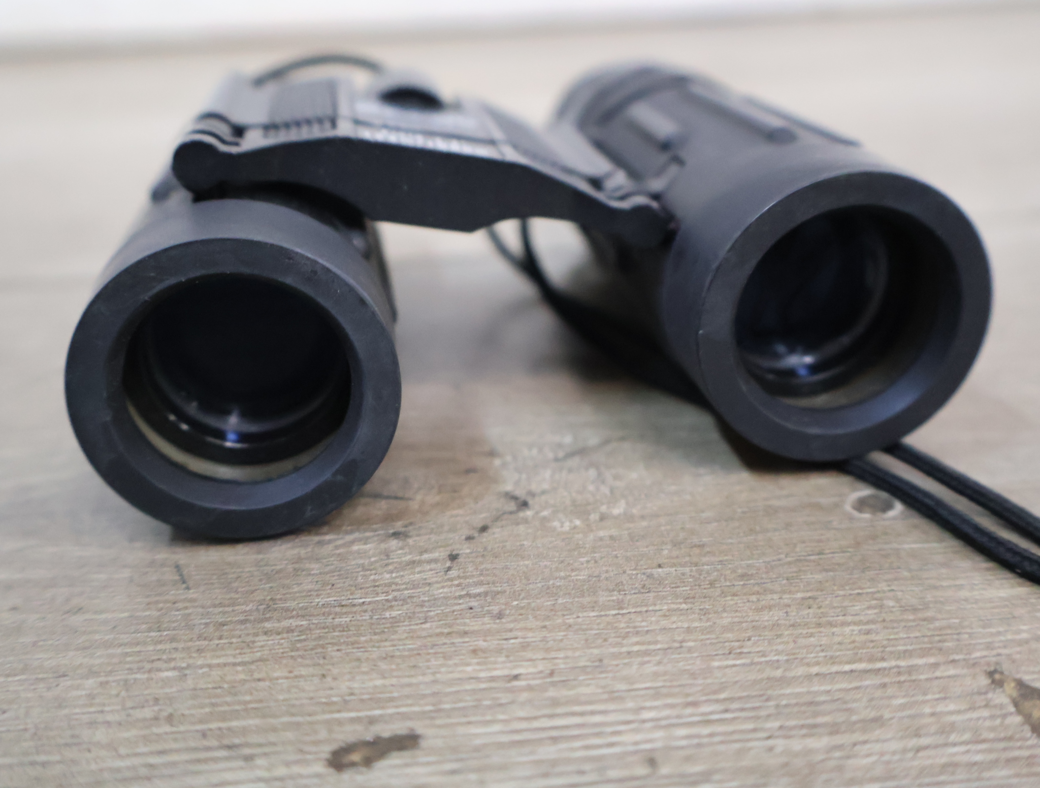 Zwarte compacte verrekijker met etui – foto 6 – kavel bij GSD Auctions, Zoeterwoude