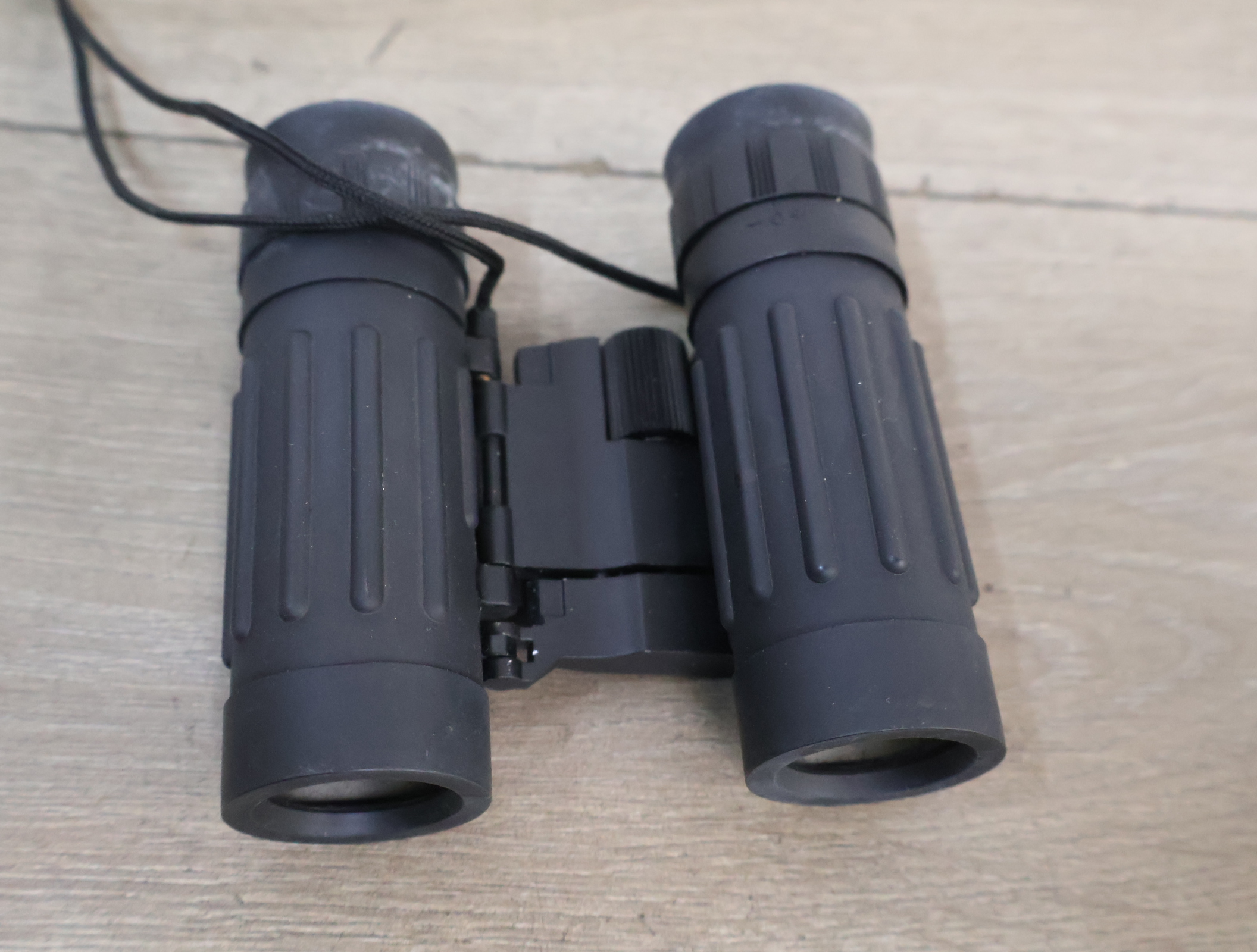 Zwarte compacte verrekijker met etui – foto 8 – kavel bij GSD Auctions, Zoeterwoude
