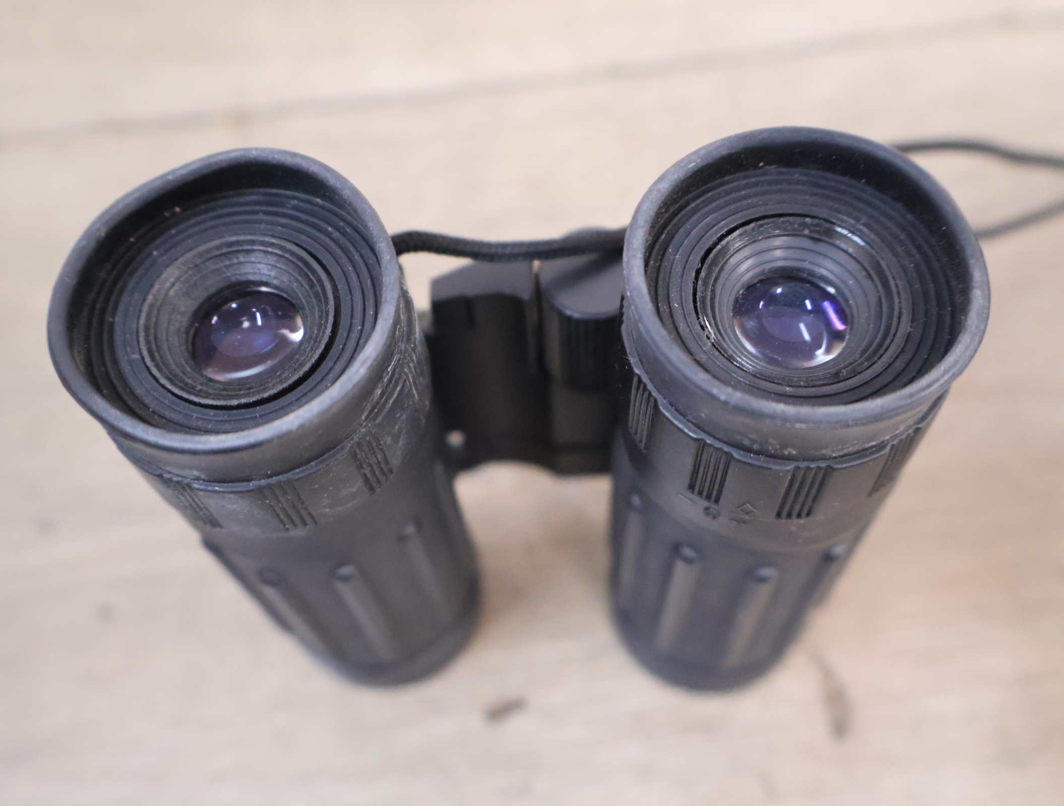 Zwarte compacte verrekijker met etui – foto 10 – kavel bij GSD Auctions, Zoeterwoude