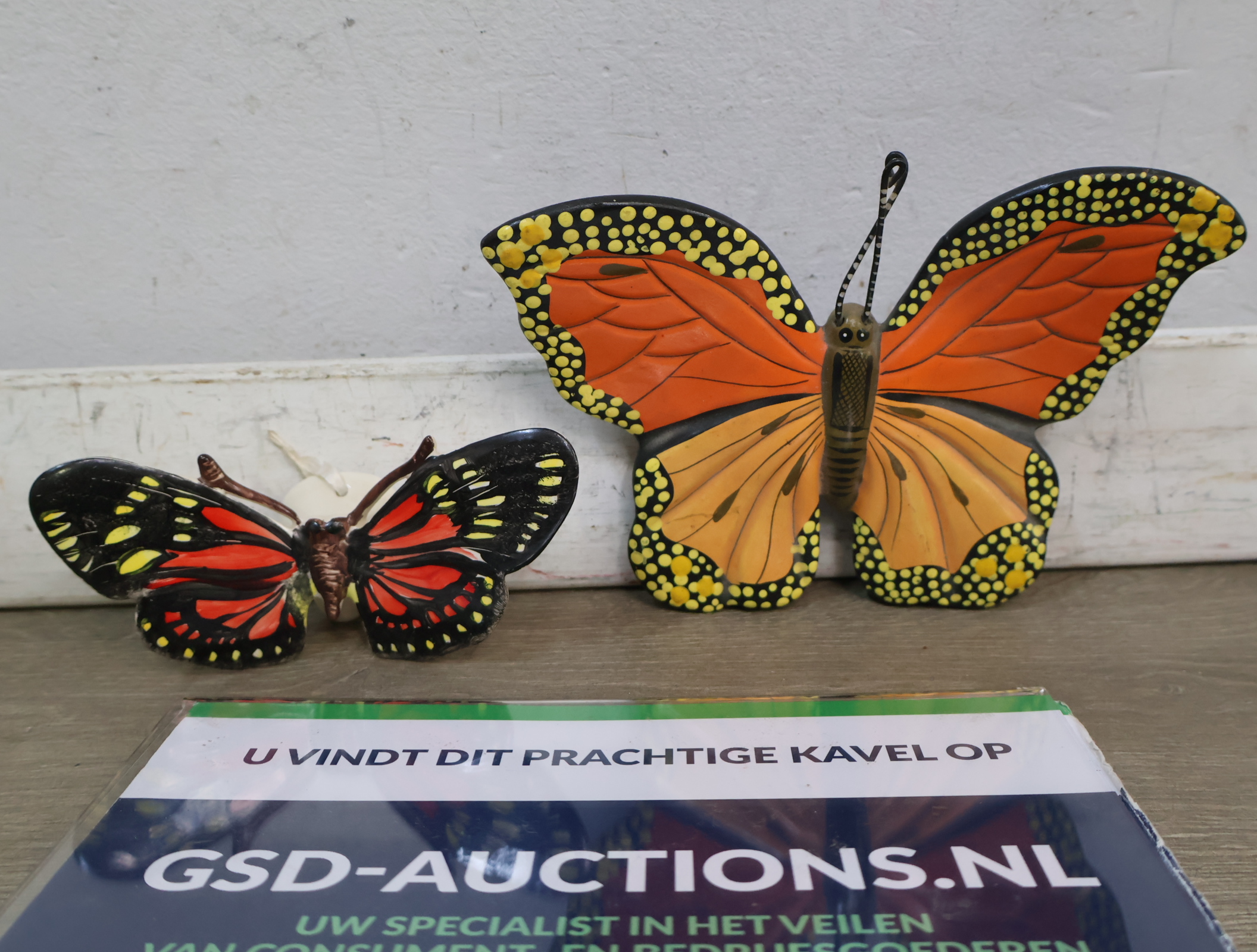 Set van twee kleurrijke vlinder wanddecoraties – kavel bij GSD Auctions, Zoeterwoude