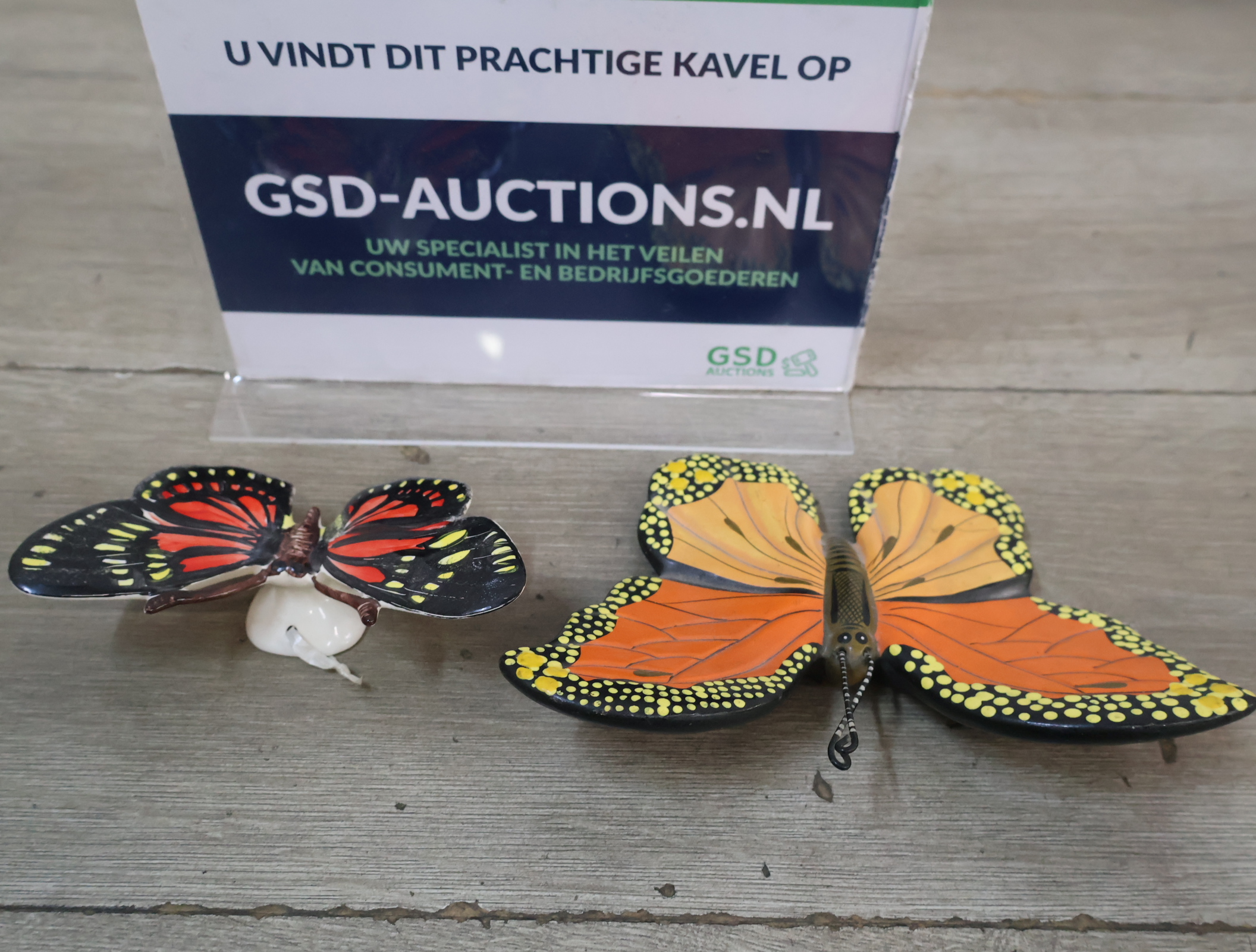 Set van twee kleurrijke vlinder wanddecoraties – foto 2 – kavel bij GSD Auctions, Zoeterwoude