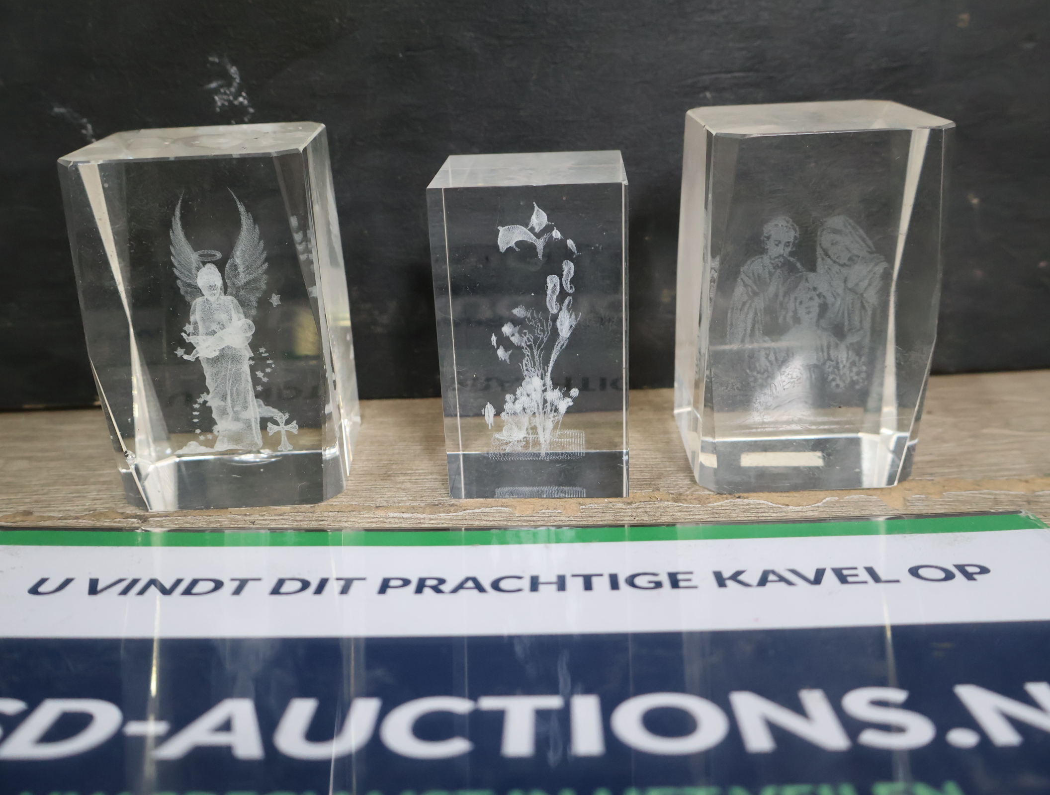 Set van 3 geëtste glazen beeldjes – foto 2 – kavel bij GSD Auctions, Zoeterwoude