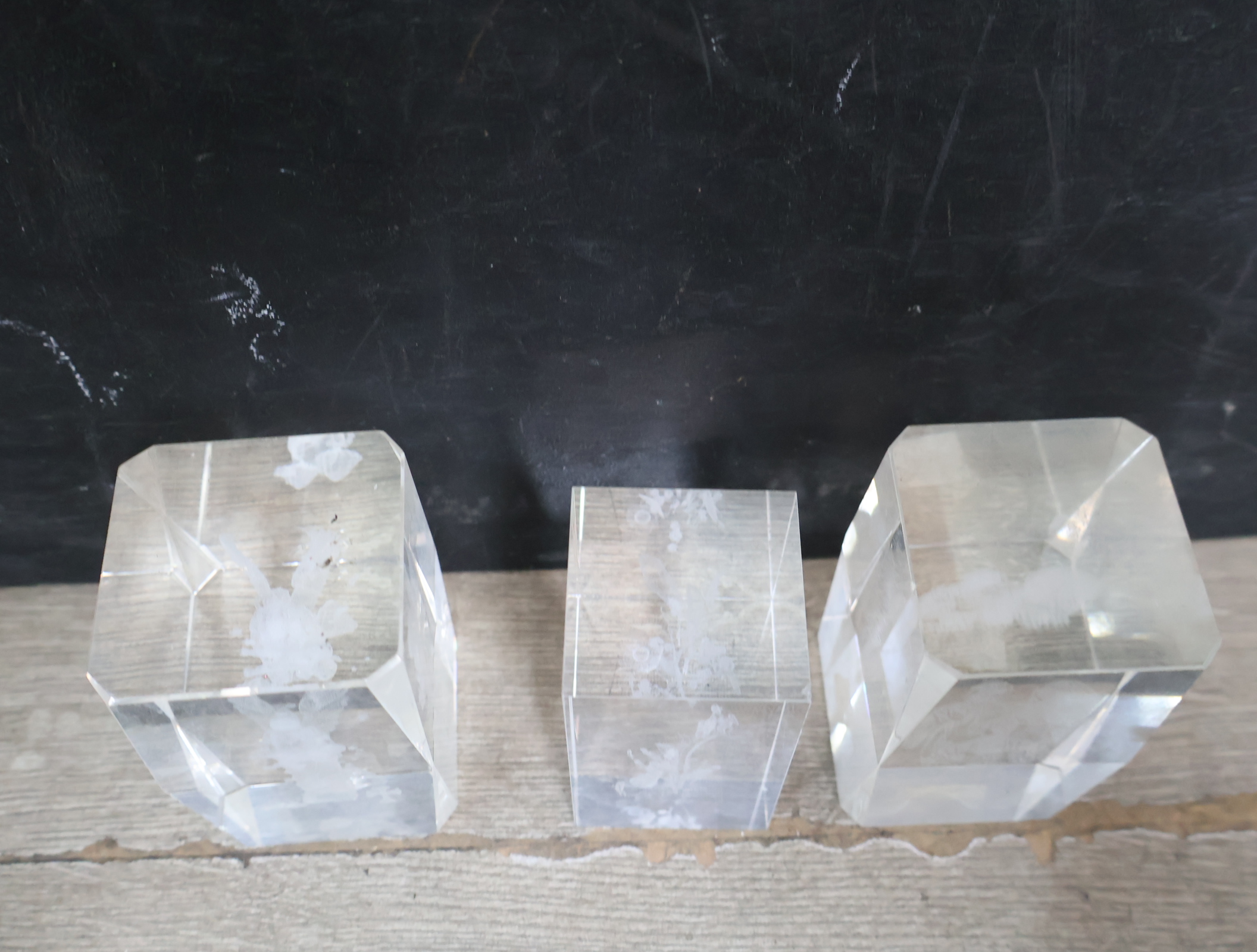 Set van 3 geëtste glazen beeldjes – foto 5 – kavel bij GSD Auctions, Zoeterwoude