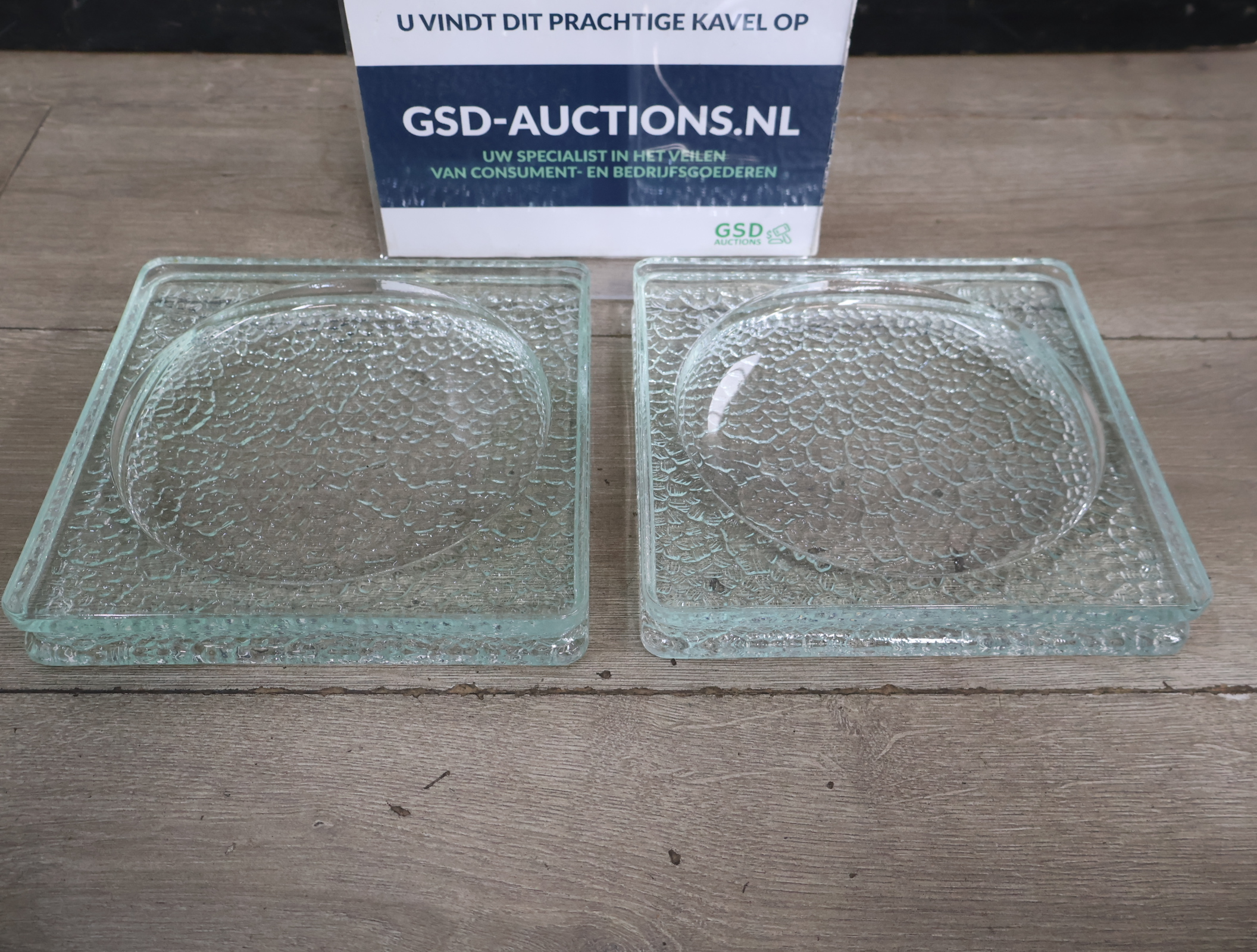 Set van 2 vierkante glazen borden met reliëf – foto 2 – kavel bij GSD Auctions, Zoeterwoude