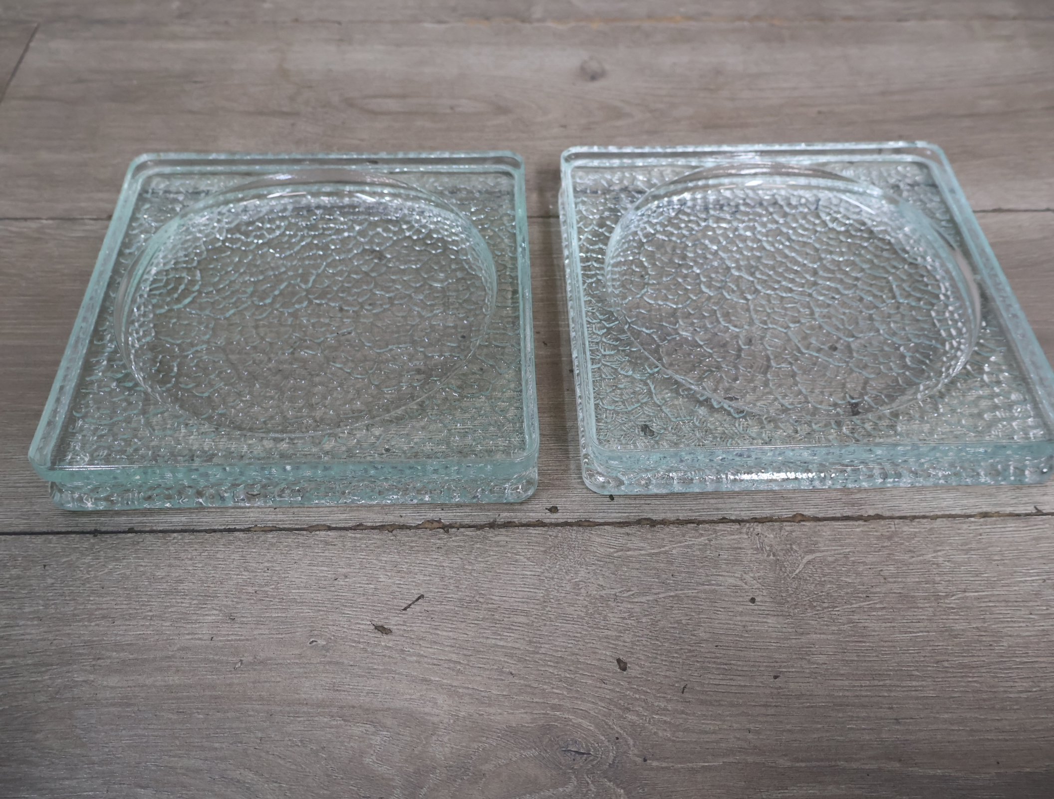 Set van 2 vierkante glazen borden met reliëf – foto 3 – kavel bij GSD Auctions, Zoeterwoude