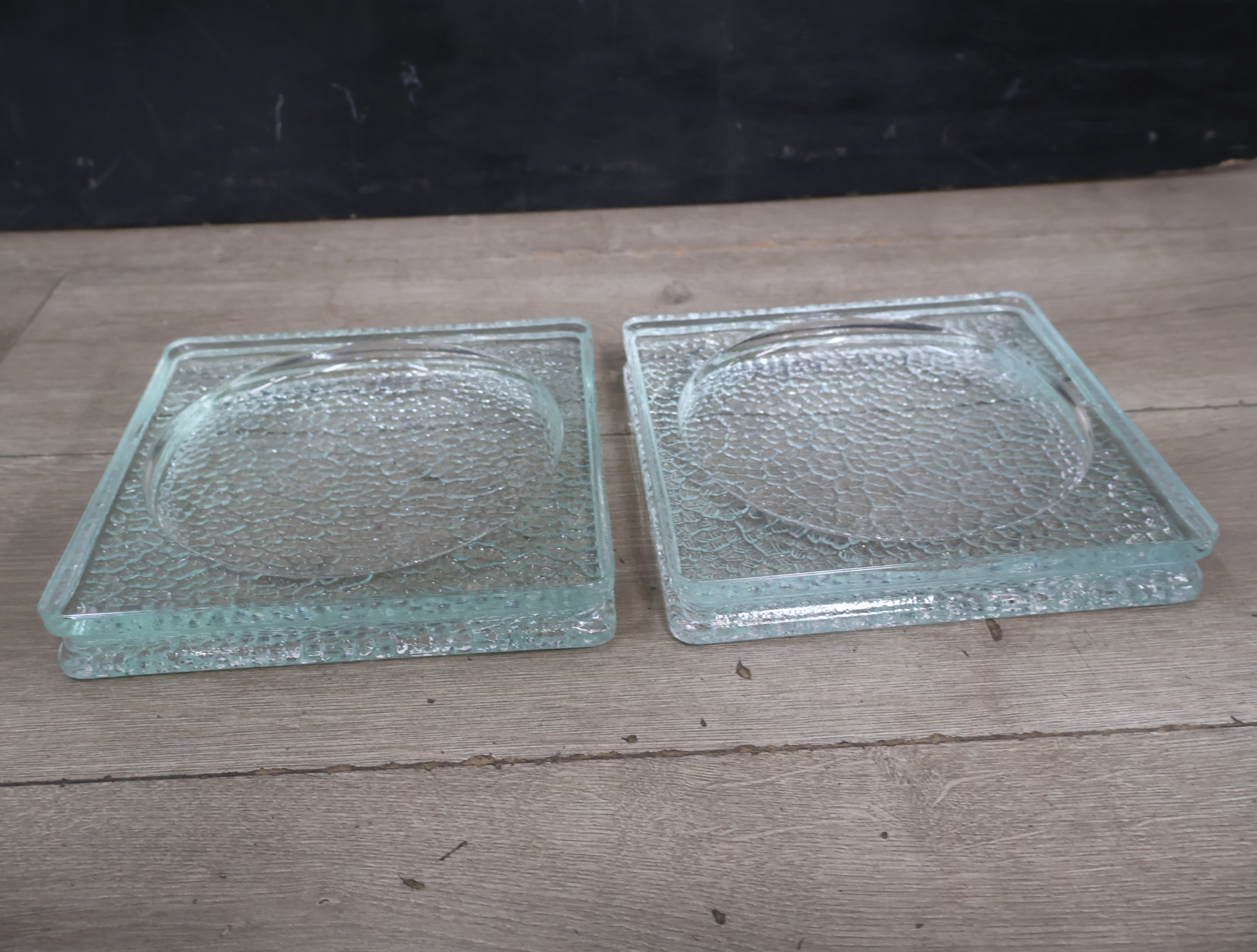 Set van 2 vierkante glazen borden met reliëf – foto 4 – kavel bij GSD Auctions, Zoeterwoude