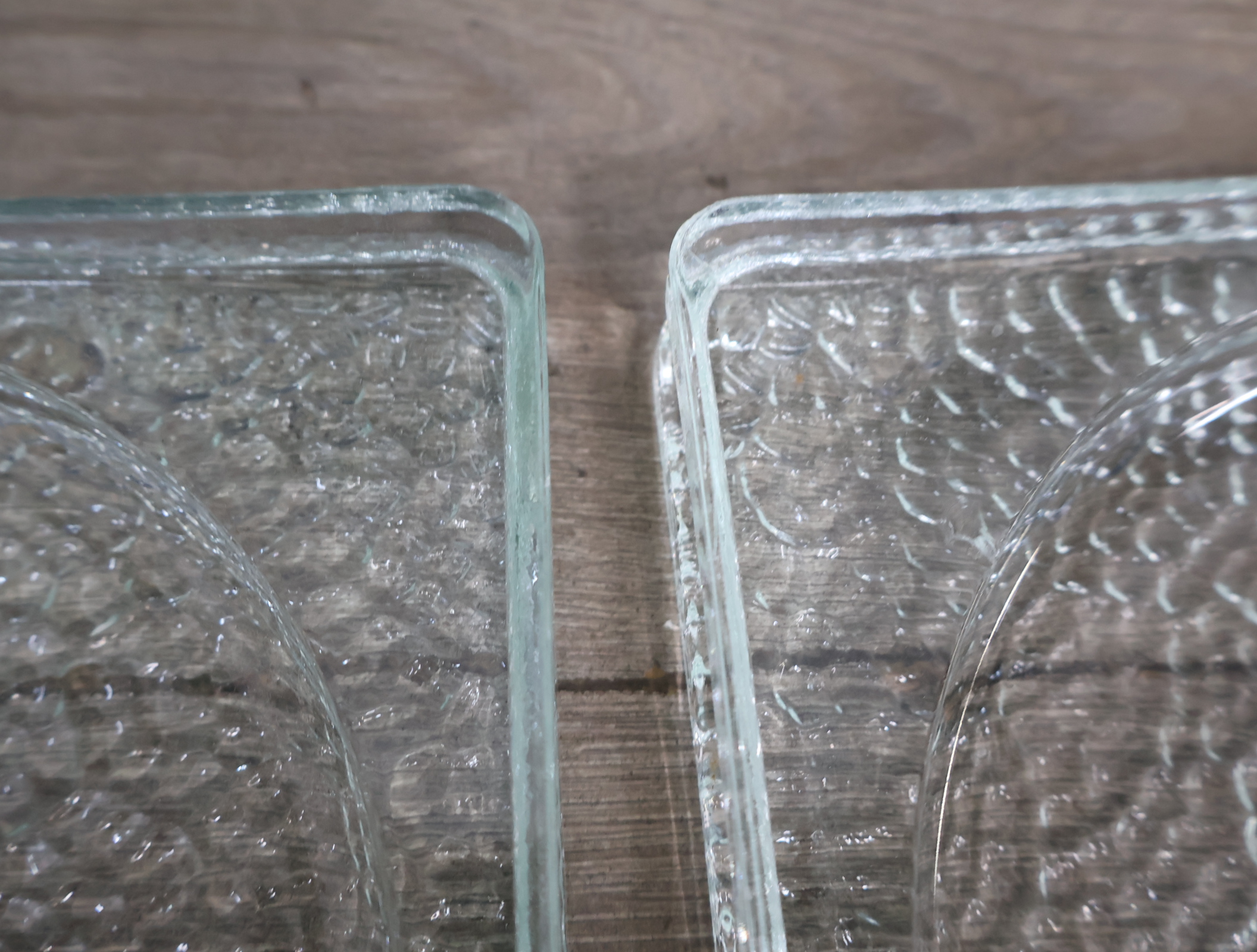 Set van 2 vierkante glazen borden met reliëf – foto 5 – kavel bij GSD Auctions, Zoeterwoude