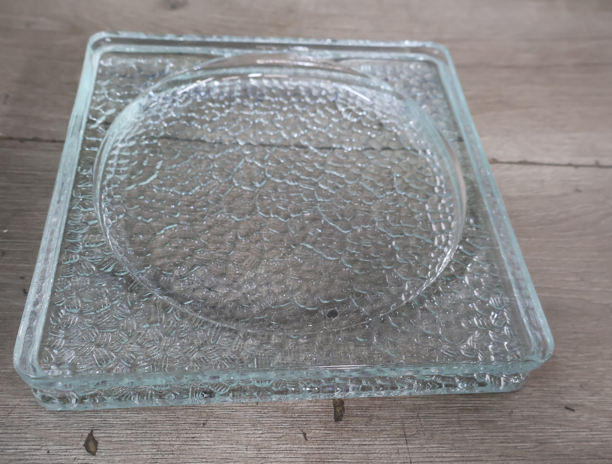 Set van 2 vierkante glazen borden met reliëf – foto 6 – kavel bij GSD Auctions, Zoeterwoude