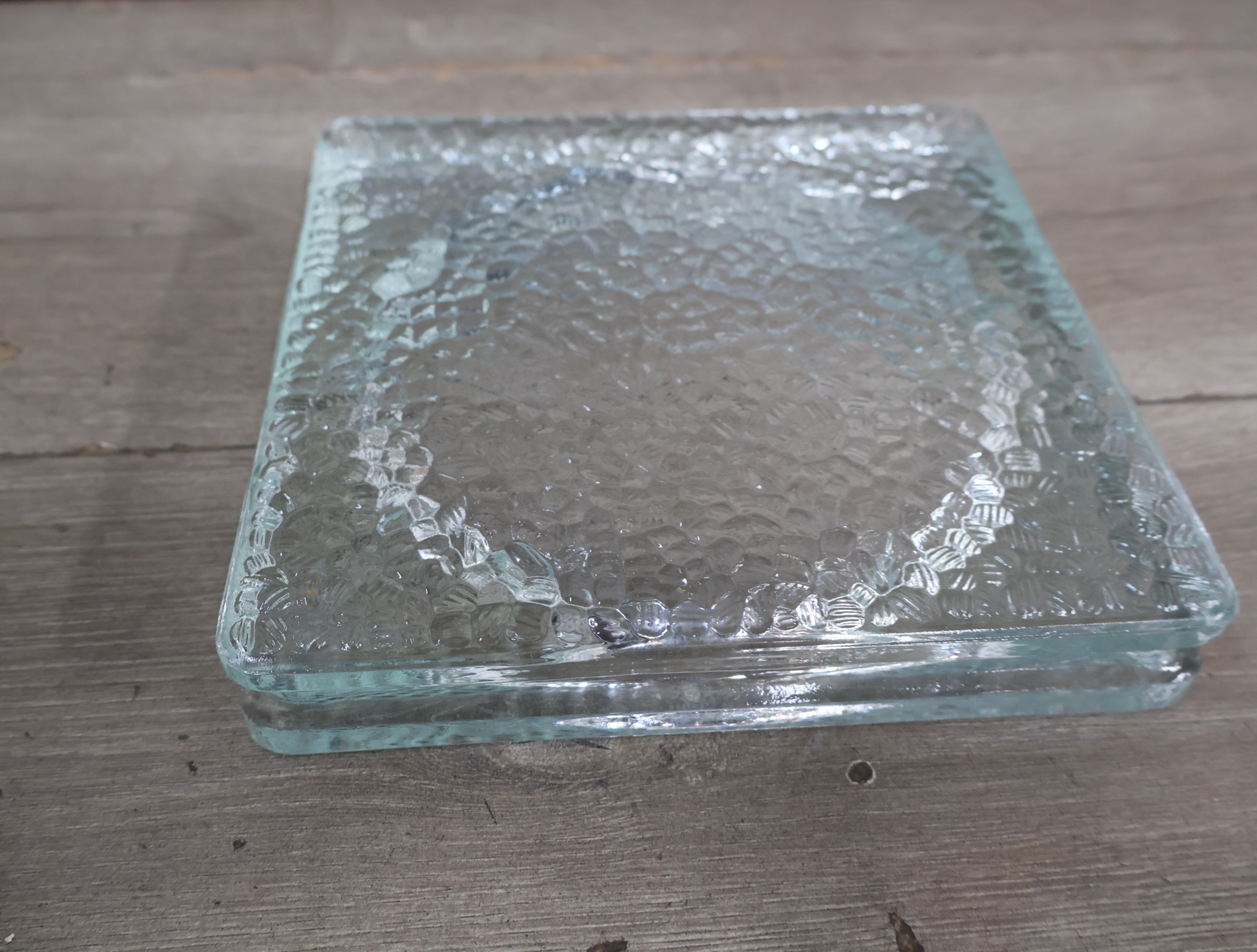 Set van 2 vierkante glazen borden met reliëf – foto 7 – kavel bij GSD Auctions, Zoeterwoude