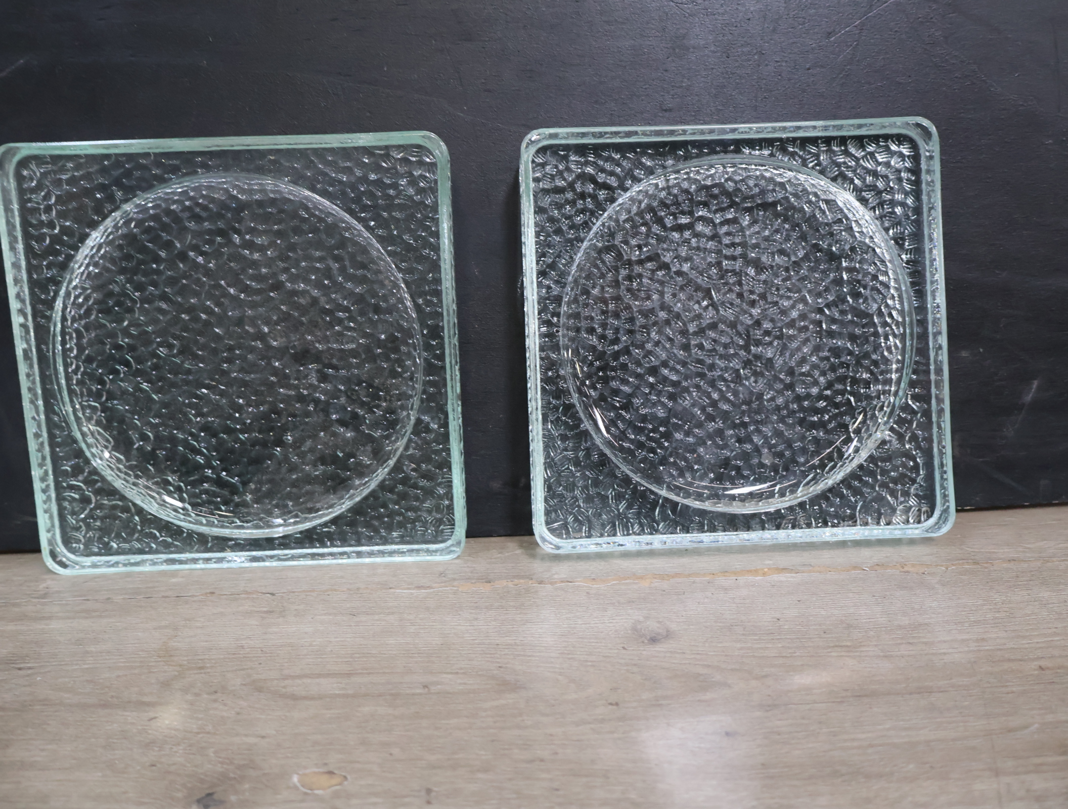 Set van 2 vierkante glazen borden met reliëf – foto 8 – kavel bij GSD Auctions, Zoeterwoude