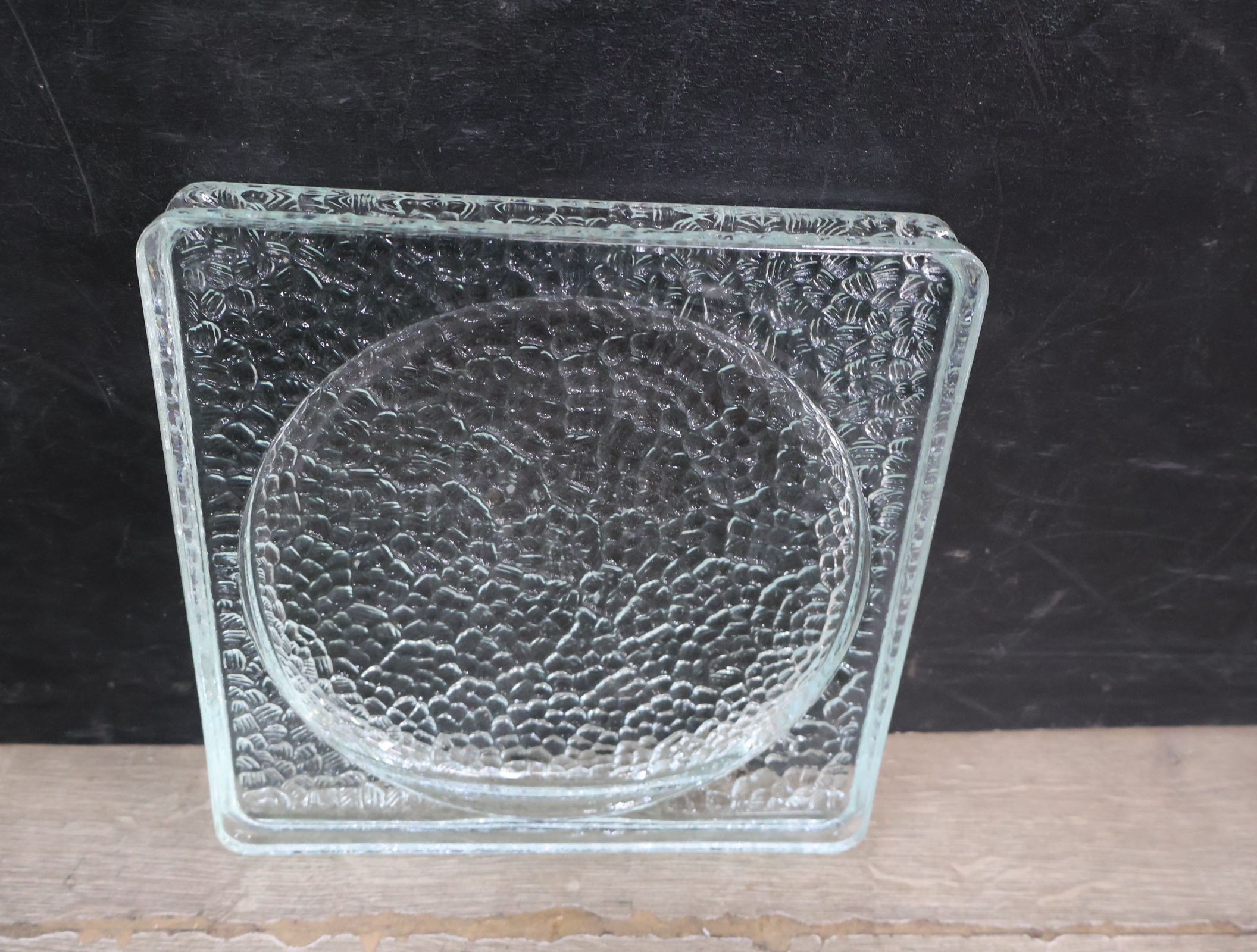 Set van 2 vierkante glazen borden met reliëf – foto 10 – kavel bij GSD Auctions, Zoeterwoude