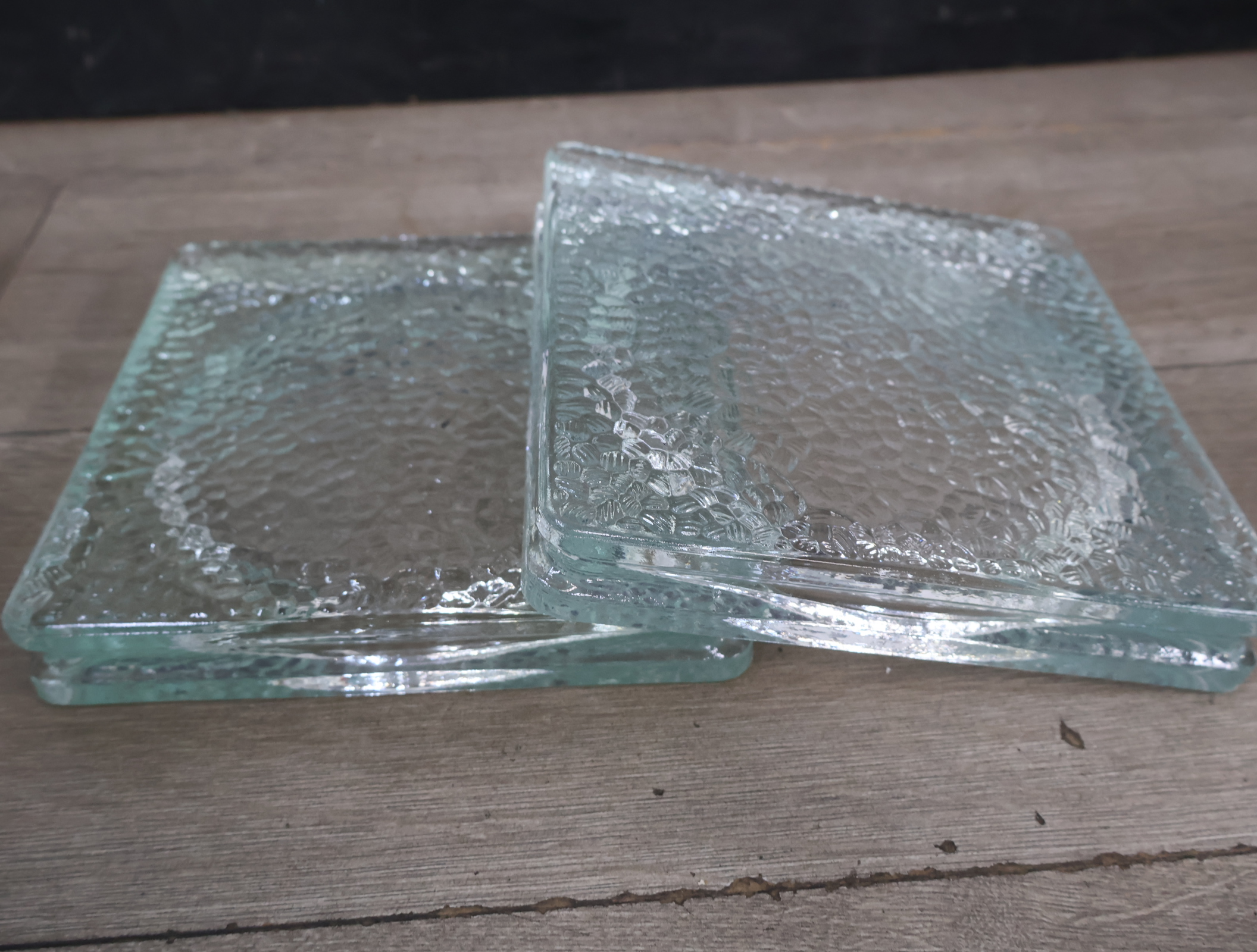 Set van 2 vierkante glazen borden met reliëf – foto 11 – kavel bij GSD Auctions, Zoeterwoude