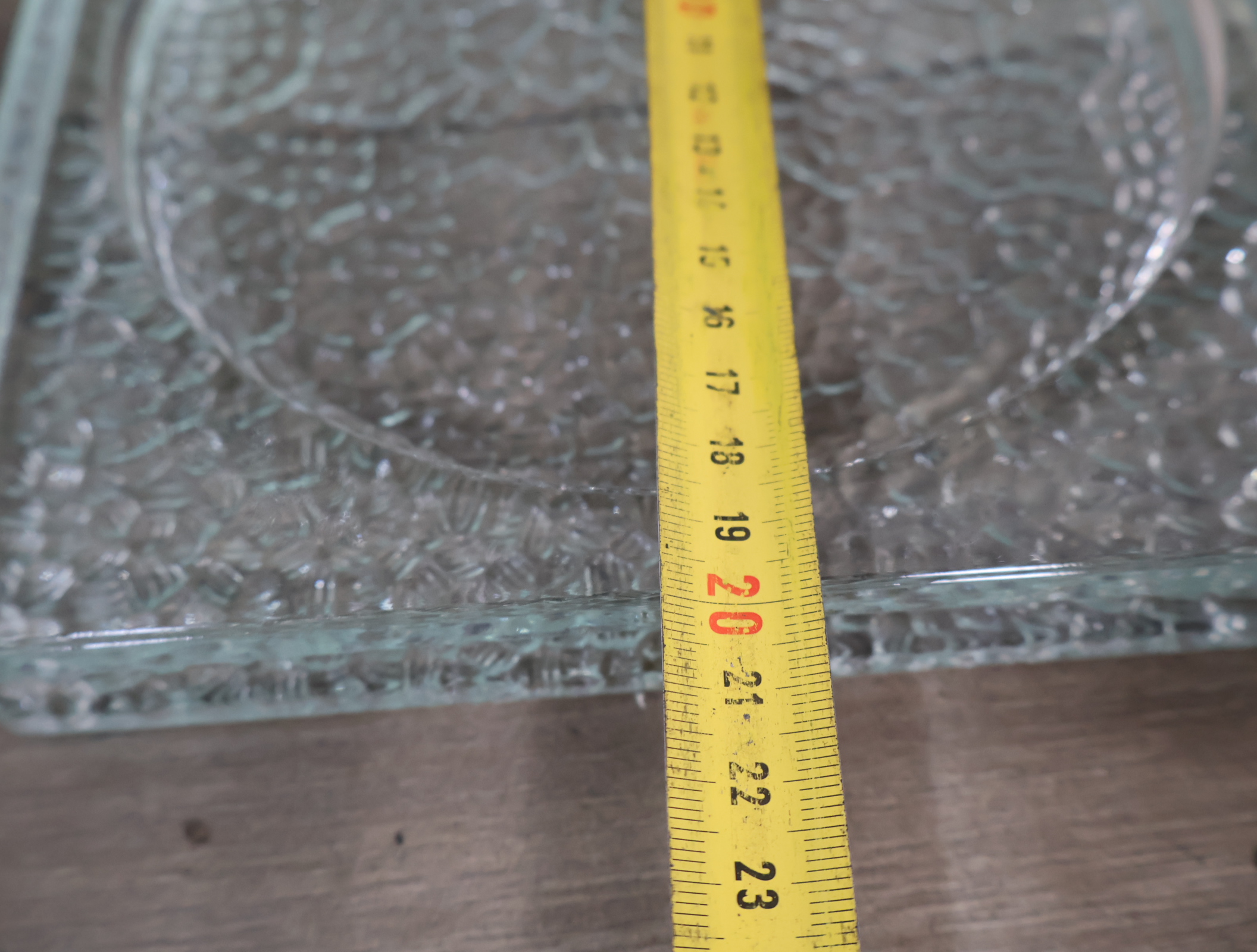 Set van 2 vierkante glazen borden met reliëf – foto 13 – kavel bij GSD Auctions, Zoeterwoude