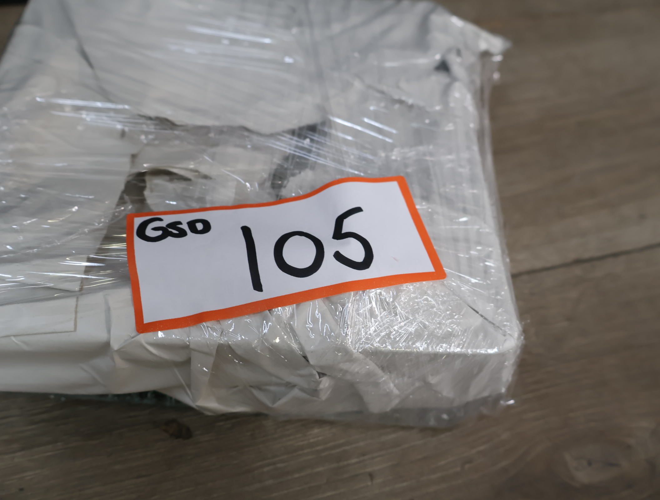 Set van 2 vierkante glazen borden met reliëf – foto 15 – kavel bij GSD Auctions, Zoeterwoude