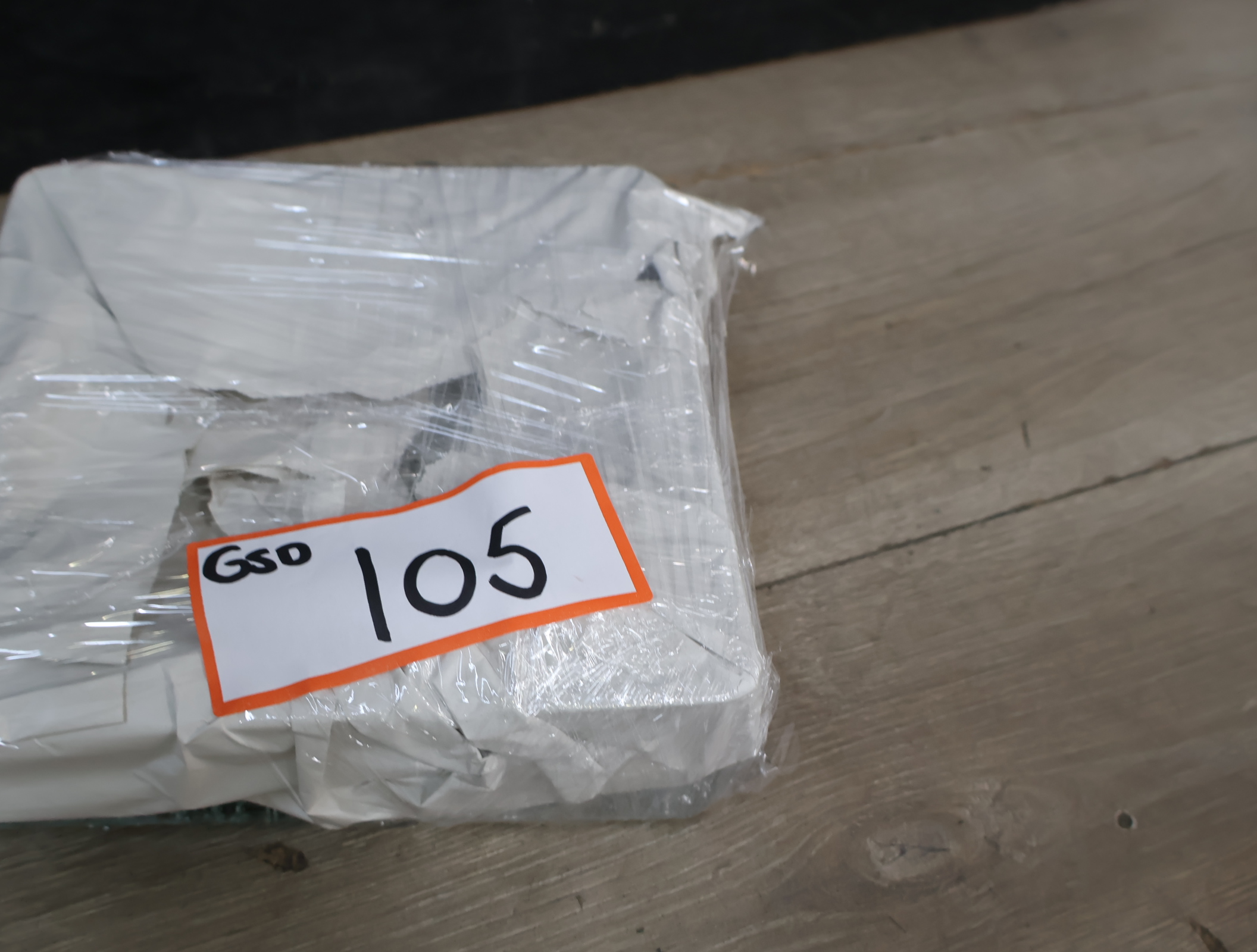 Set van 2 vierkante glazen borden met reliëf – foto 16 – kavel bij GSD Auctions, Zoeterwoude
