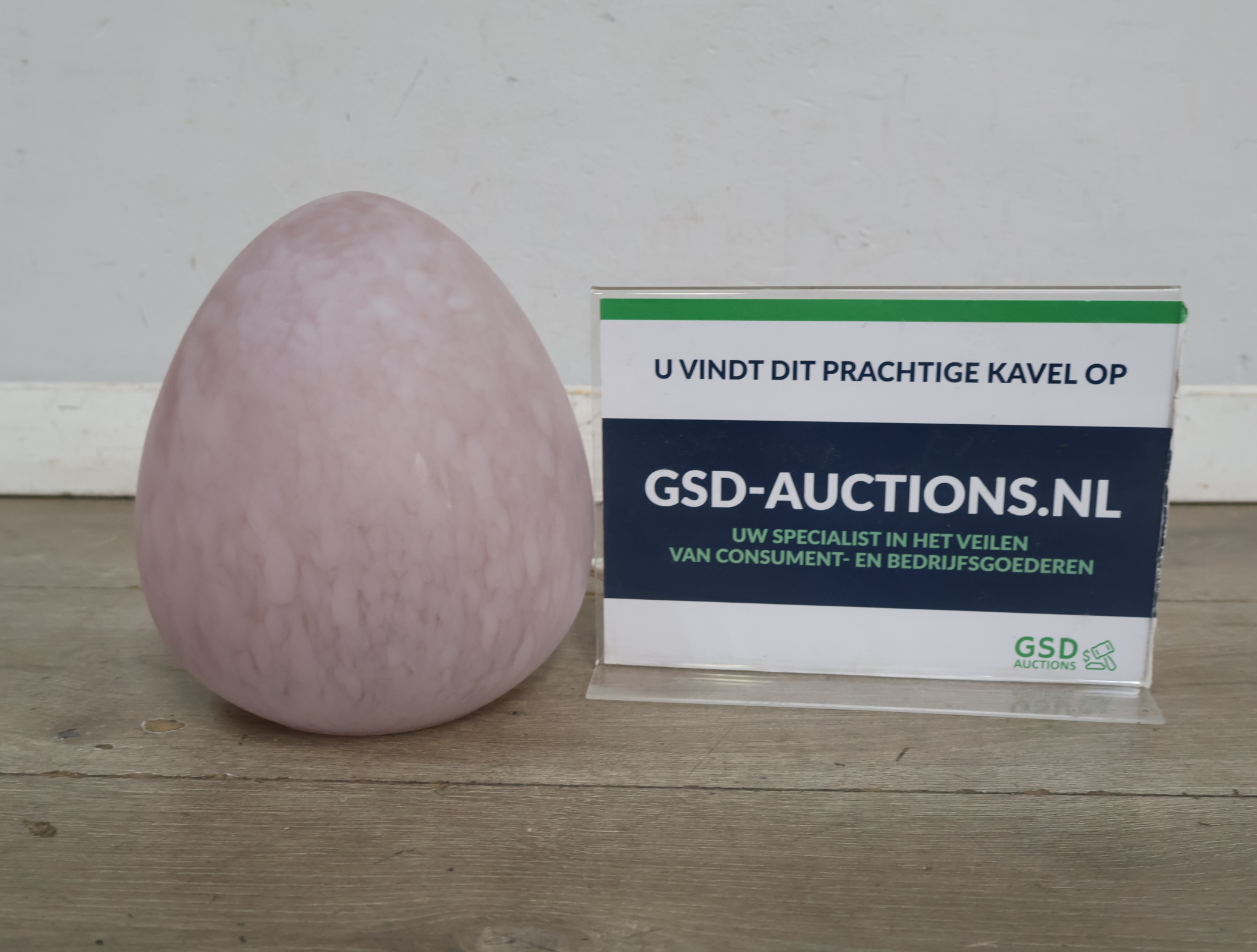 Roze lampenbol van glas – foto 2 – kavel bij GSD Auctions, Zoeterwoude