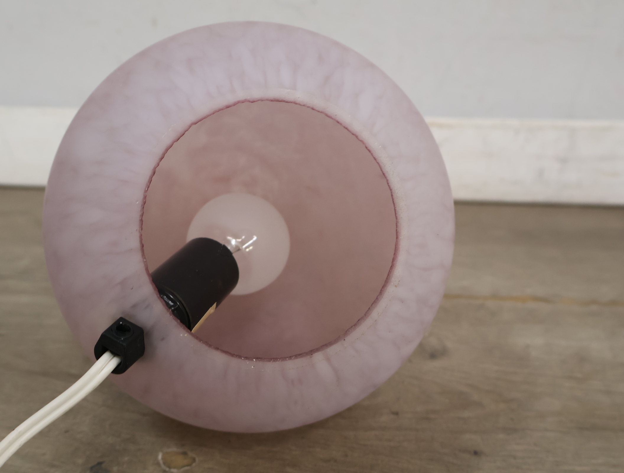 Roze lampenbol van glas – foto 9 – kavel bij GSD Auctions, Zoeterwoude