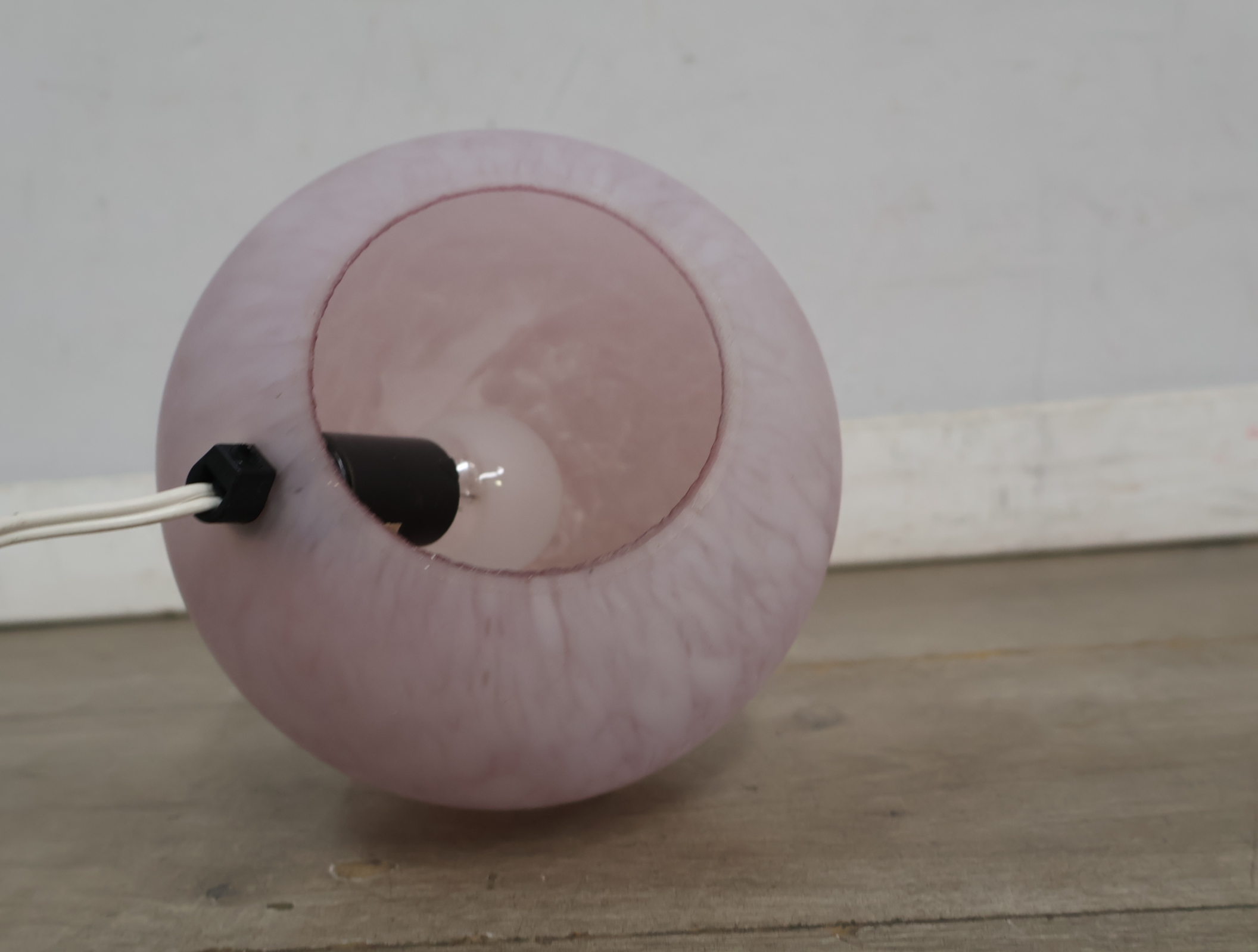 Roze lampenbol van glas – foto 10 – kavel bij GSD Auctions, Zoeterwoude