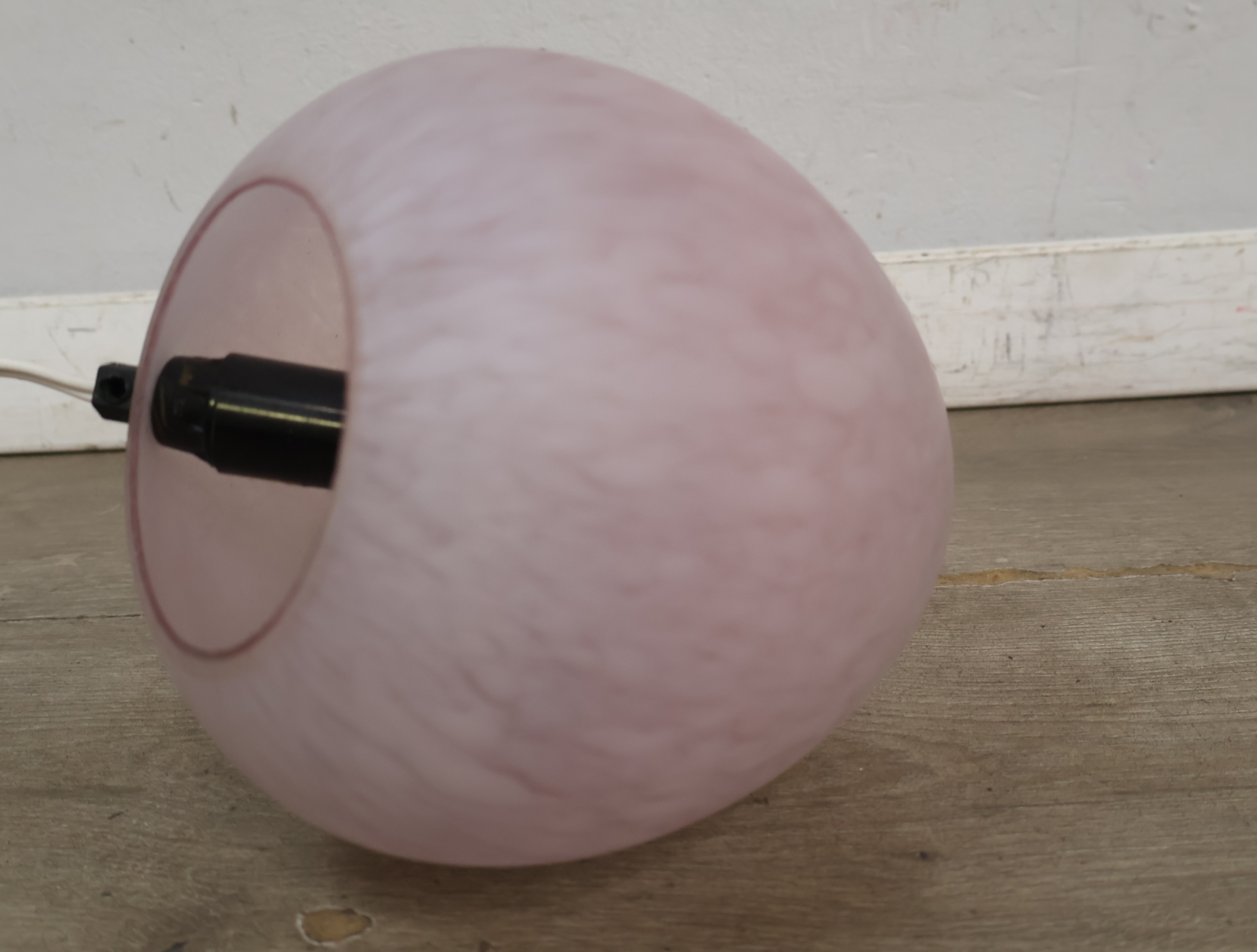 Roze lampenbol van glas – foto 11 – kavel bij GSD Auctions, Zoeterwoude