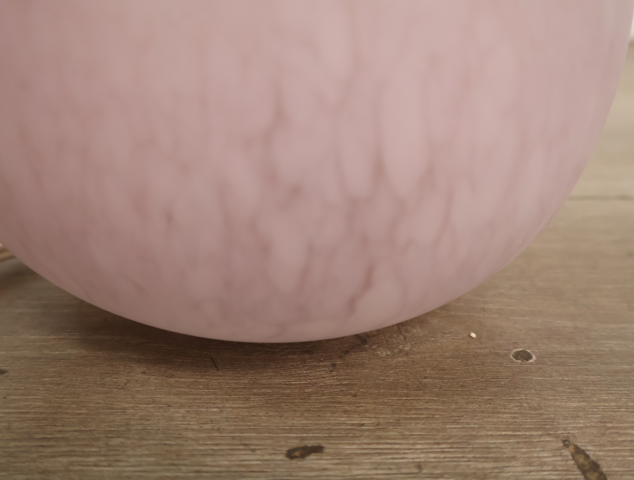 Roze lampenbol van glas – foto 14 – kavel bij GSD Auctions, Zoeterwoude