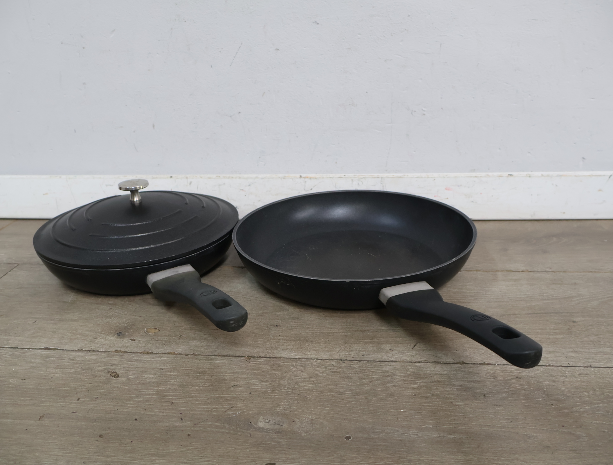 2 Koekenpannen met deksel – foto 3 – kavel bij GSD Auctions, Zoeterwoude