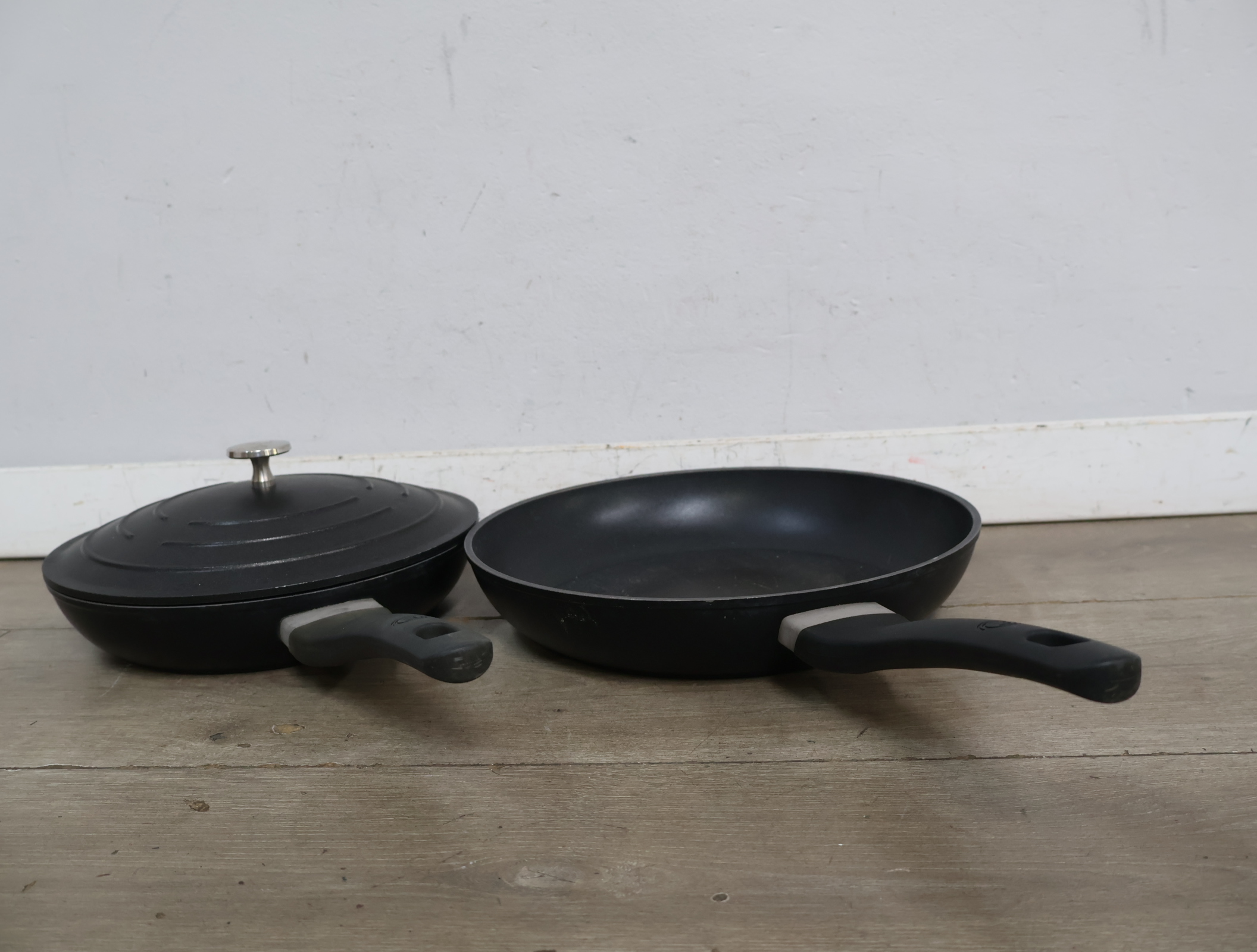 2 Koekenpannen met deksel – foto 4 – kavel bij GSD Auctions, Zoeterwoude