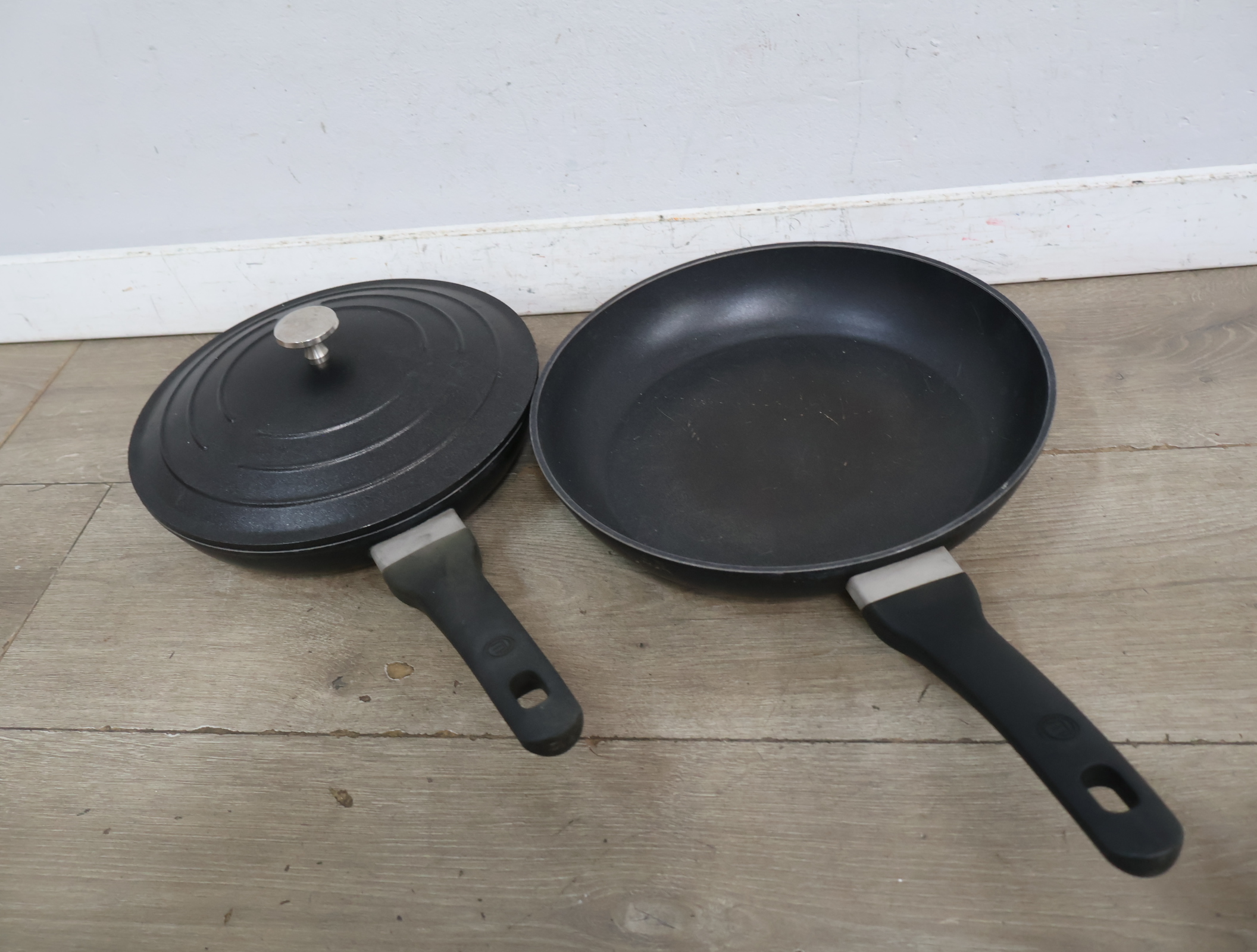 2 Koekenpannen met deksel – foto 5 – kavel bij GSD Auctions, Zoeterwoude