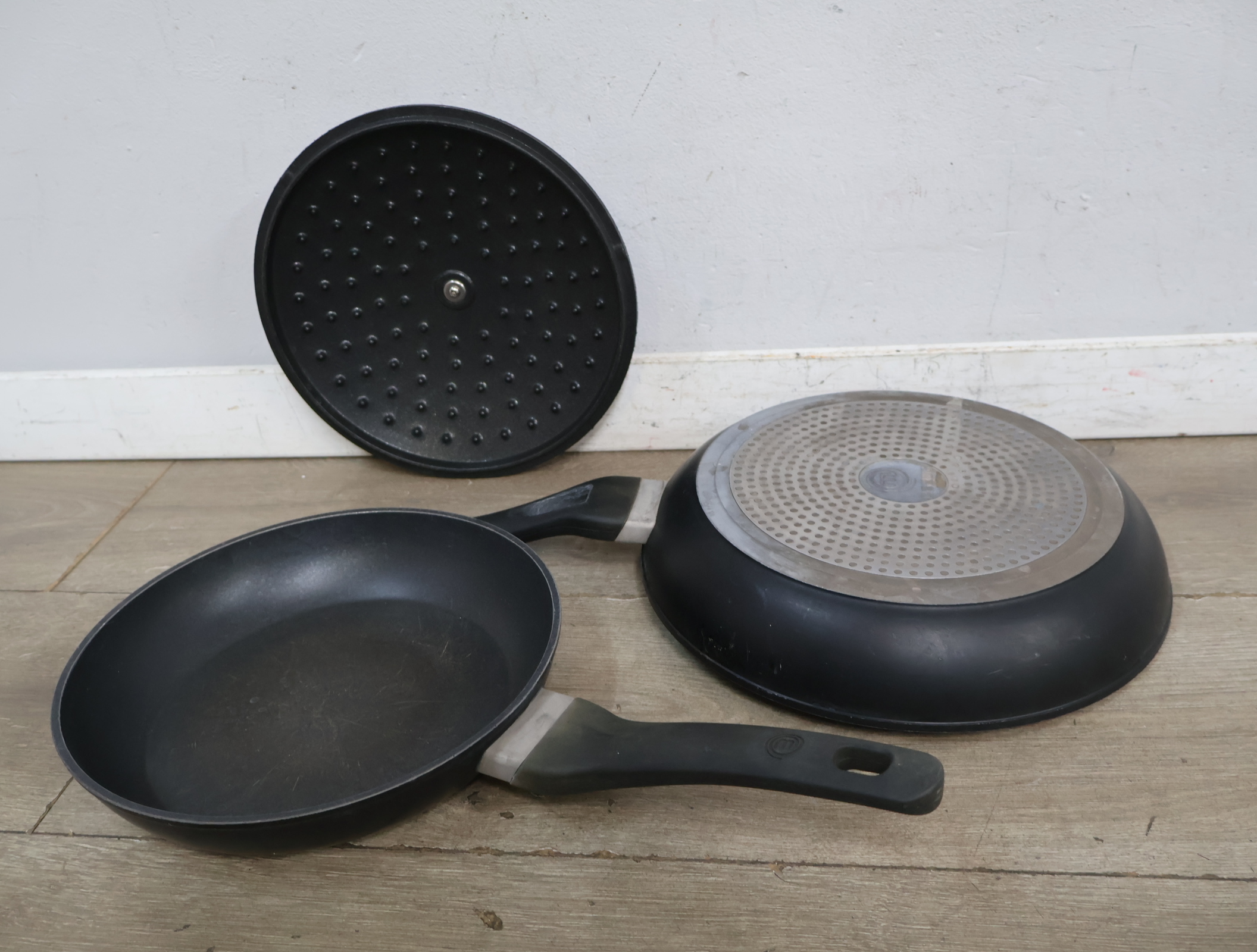 2 Koekenpannen met deksel – foto 6 – kavel bij GSD Auctions, Zoeterwoude