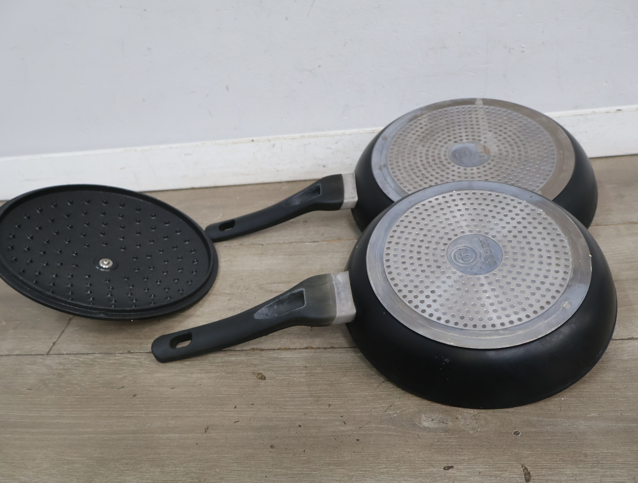 2 Koekenpannen met deksel – foto 7 – kavel bij GSD Auctions, Zoeterwoude