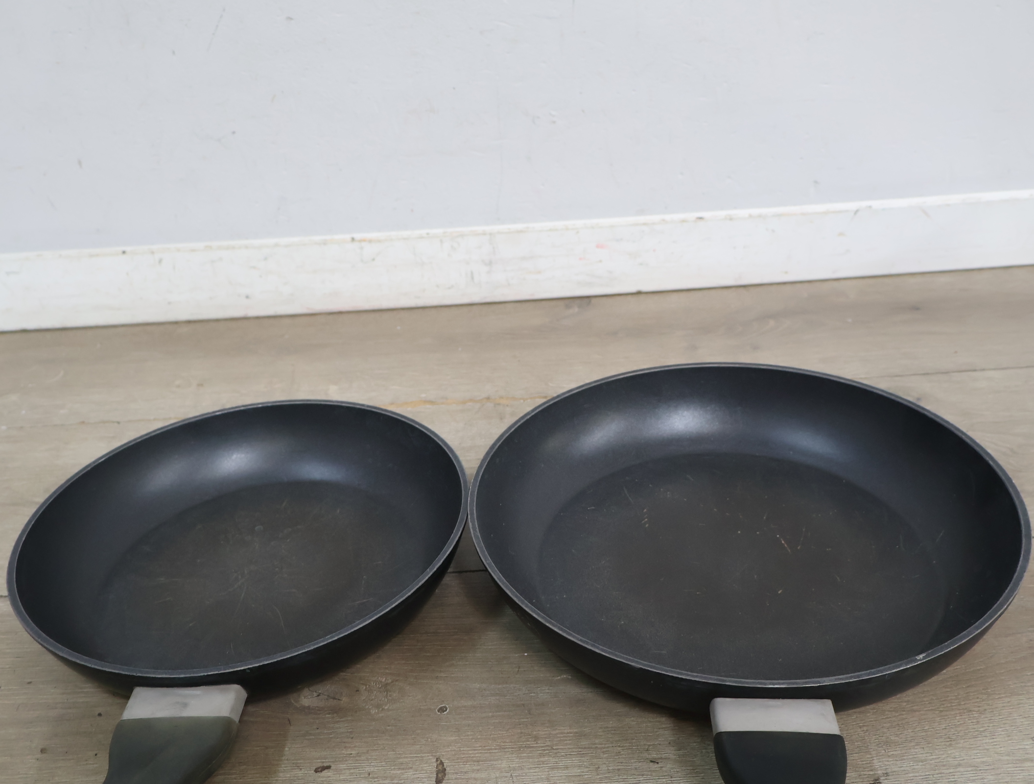 2 Koekenpannen met deksel – foto 11 – kavel bij GSD Auctions, Zoeterwoude
