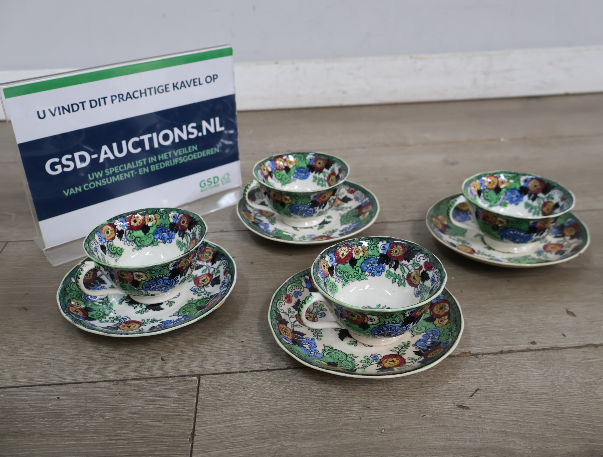 Set van 4 kleurrijke 'Wild Rose' theekopjes met schotels – kavel bij GSD Auctions, Zoeterwoude