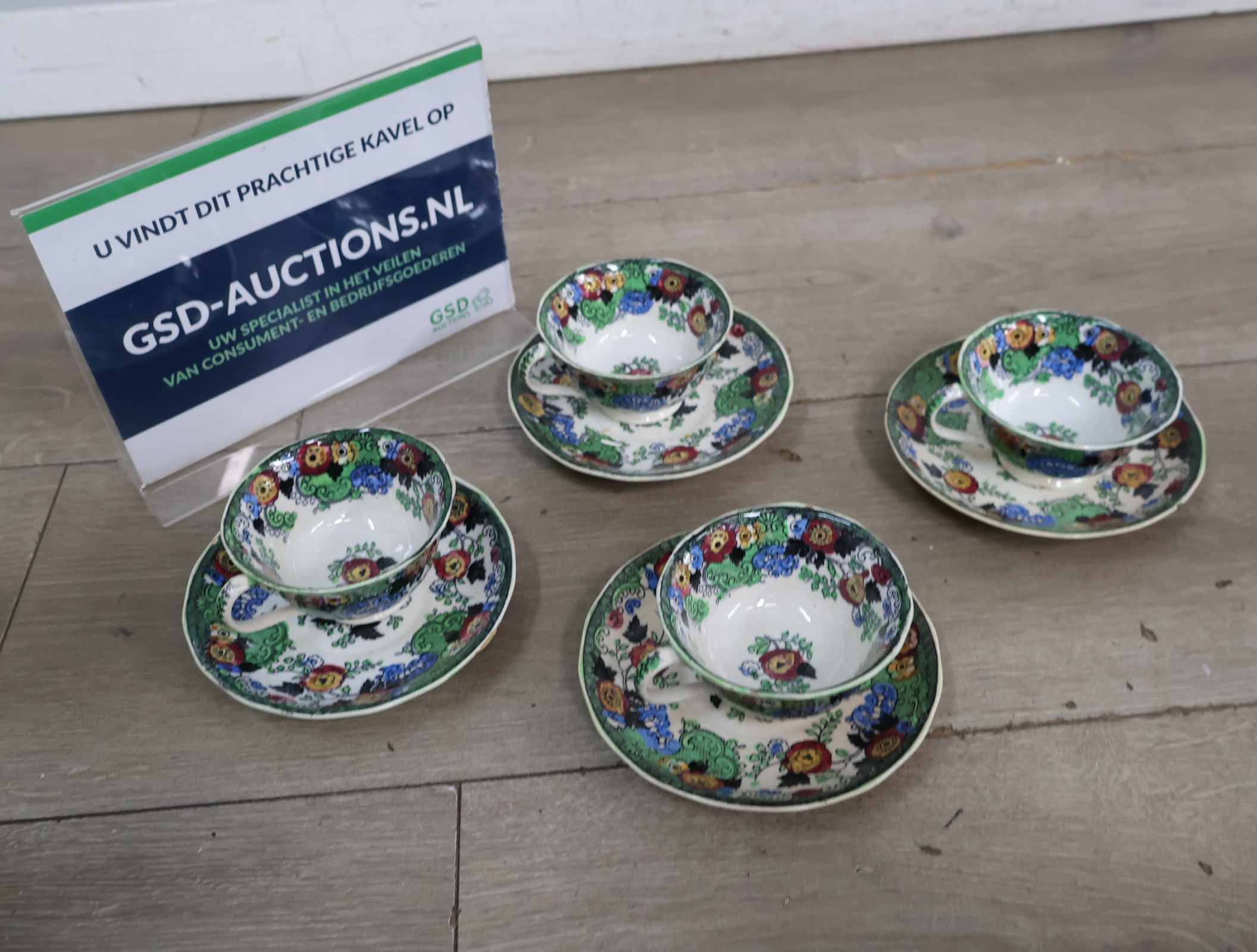 Set van 4 kleurrijke 'Wild Rose' theekopjes met schotels – foto 2 – kavel bij GSD Auctions, Zoeterwoude