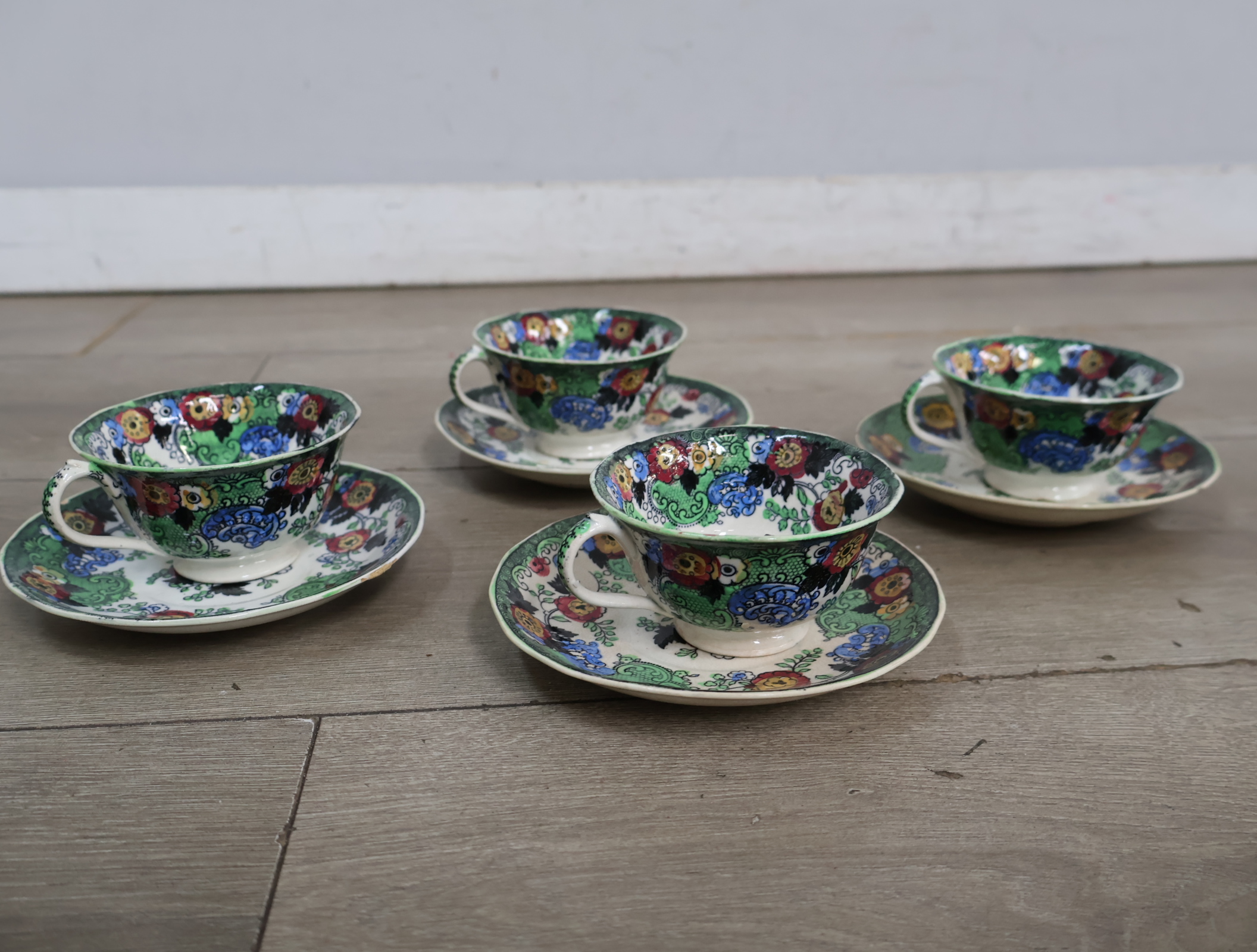 Set van 4 kleurrijke 'Wild Rose' theekopjes met schotels – foto 3 – kavel bij GSD Auctions, Zoeterwoude