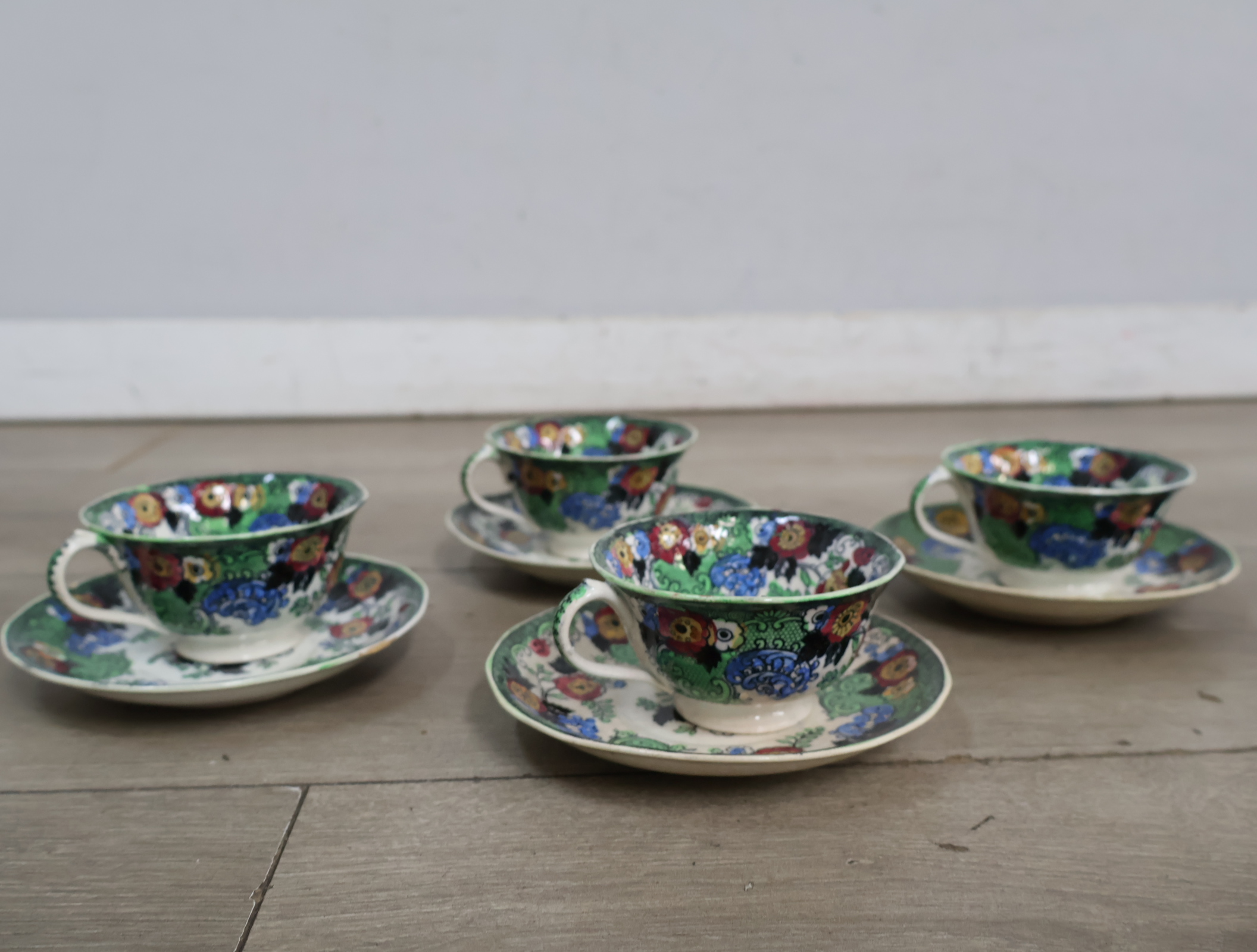 Set van 4 kleurrijke 'Wild Rose' theekopjes met schotels – foto 4 – kavel bij GSD Auctions, Zoeterwoude
