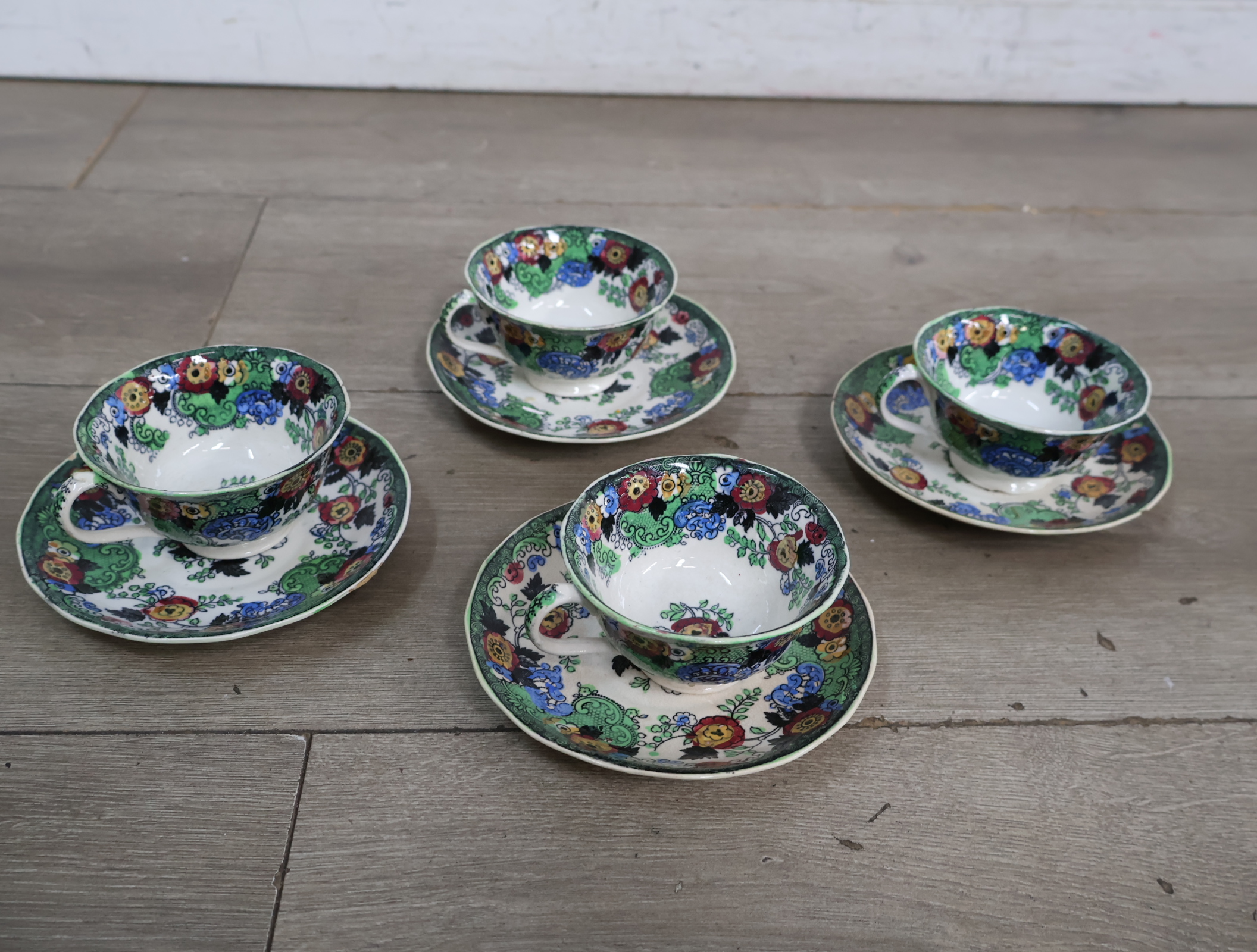 Set van 4 kleurrijke 'Wild Rose' theekopjes met schotels – foto 5 – kavel bij GSD Auctions, Zoeterwoude