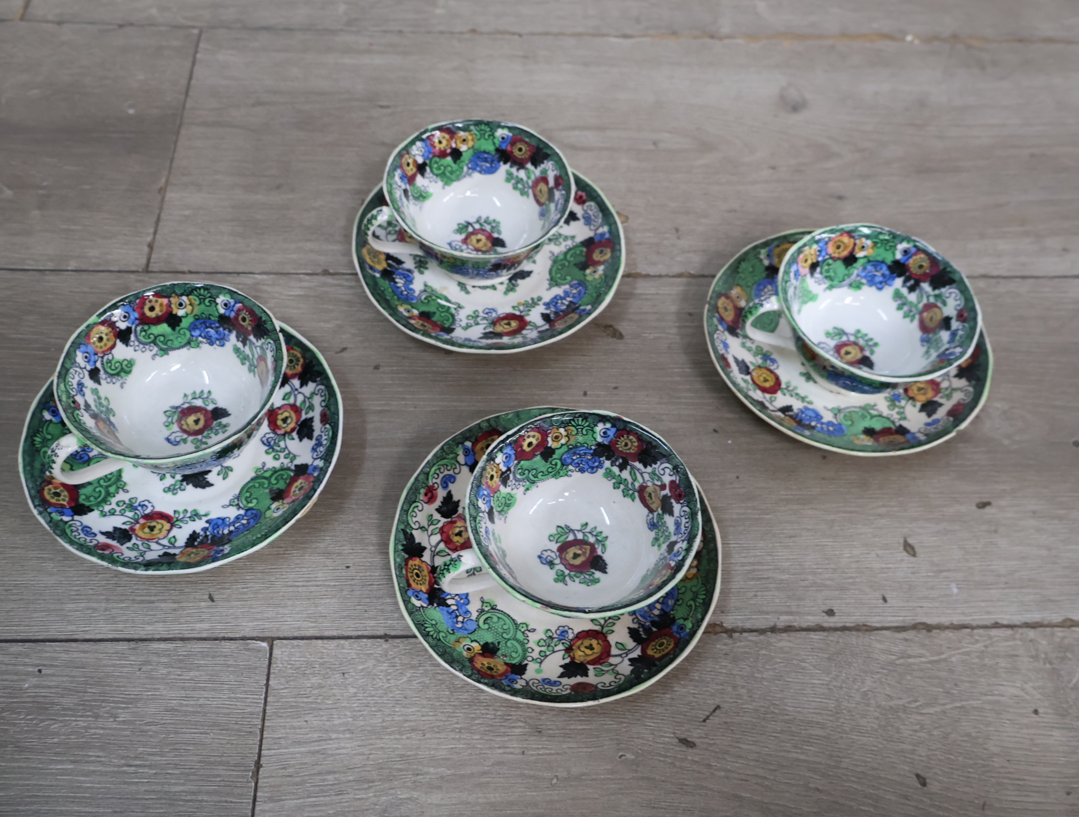 Set van 4 kleurrijke 'Wild Rose' theekopjes met schotels – foto 6 – kavel bij GSD Auctions, Zoeterwoude