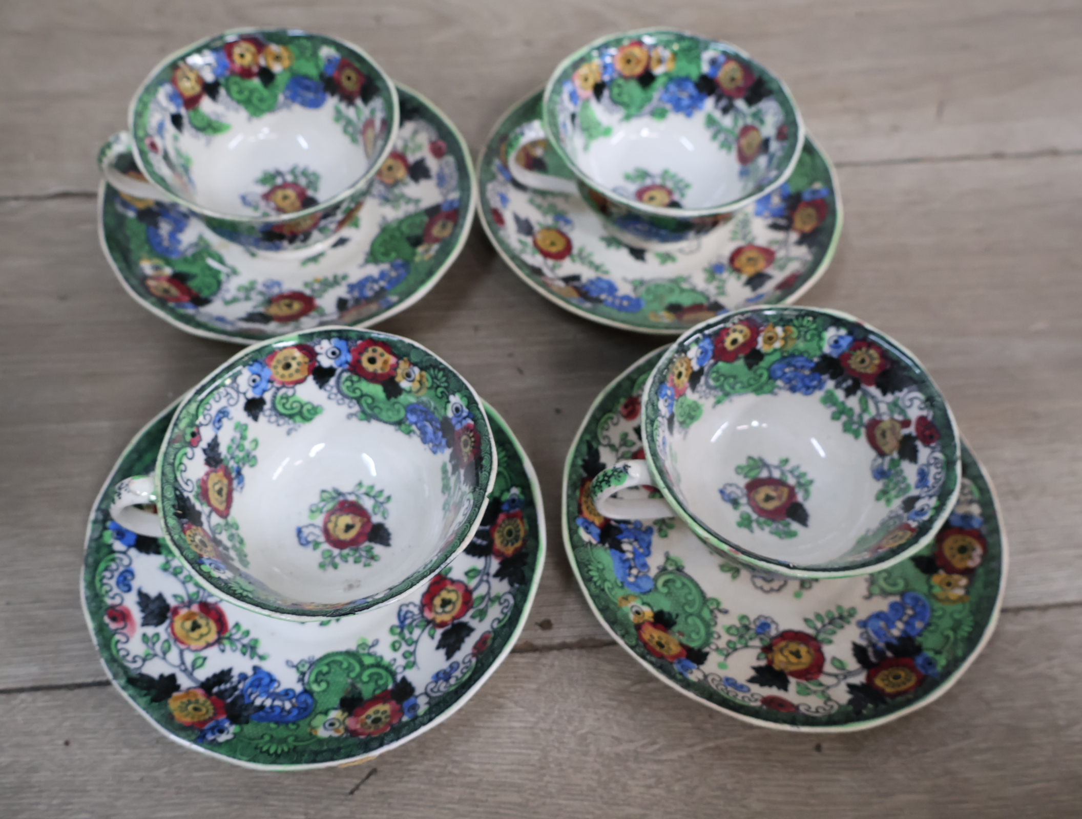 Set van 4 kleurrijke 'Wild Rose' theekopjes met schotels – foto 8 – kavel bij GSD Auctions, Zoeterwoude