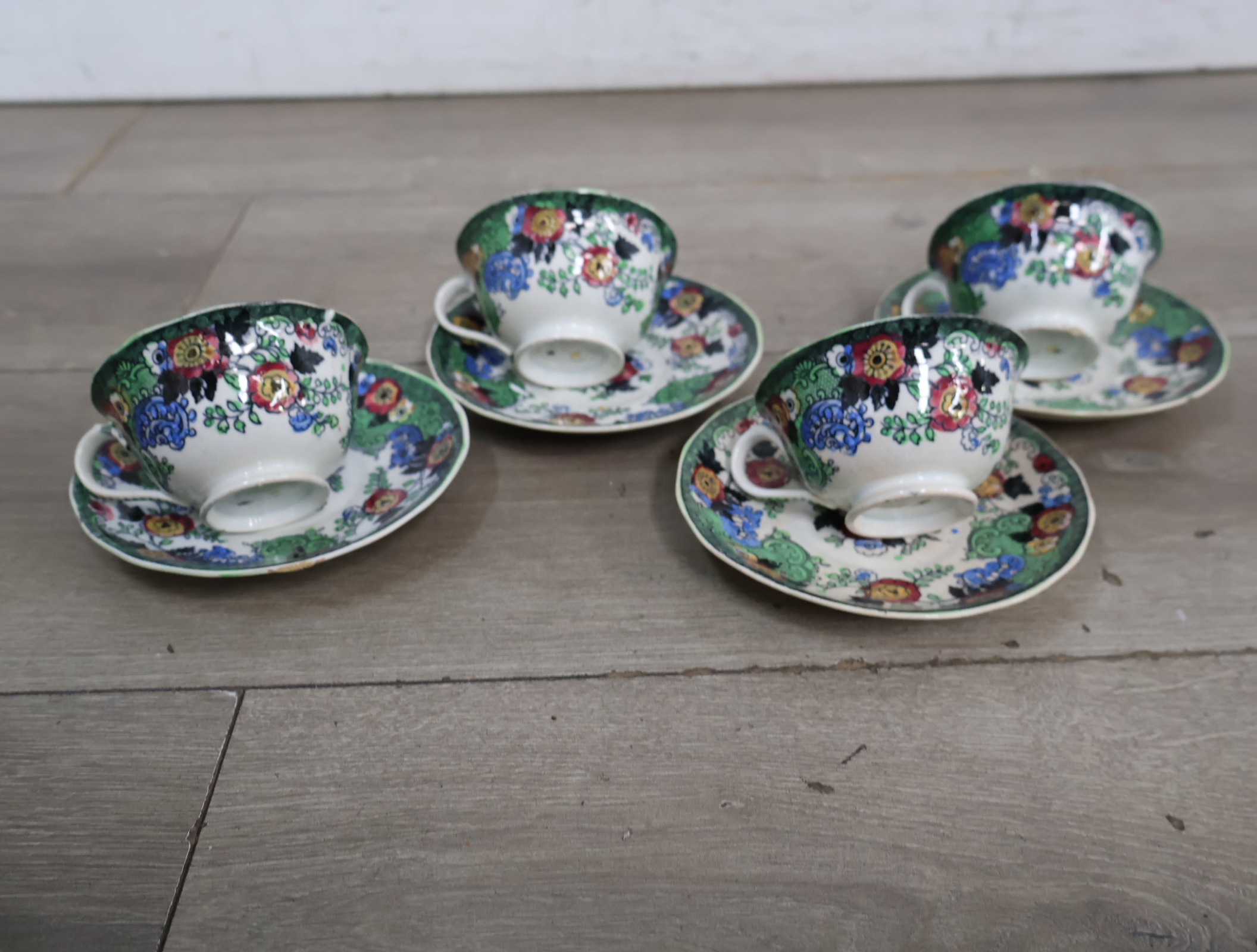 Set van 4 kleurrijke 'Wild Rose' theekopjes met schotels – foto 9 – kavel bij GSD Auctions, Zoeterwoude