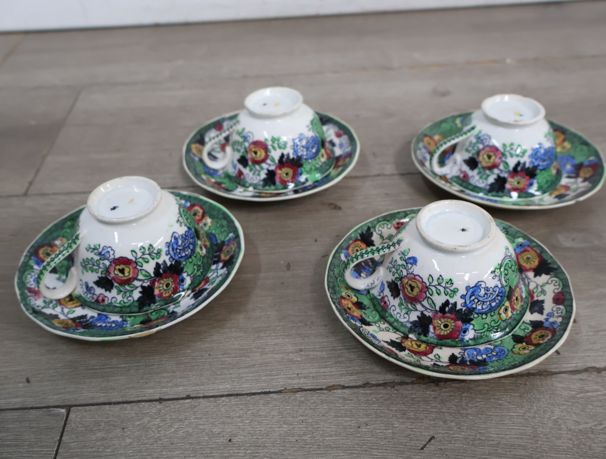 Set van 4 kleurrijke 'Wild Rose' theekopjes met schotels – foto 10 – kavel bij GSD Auctions, Zoeterwoude