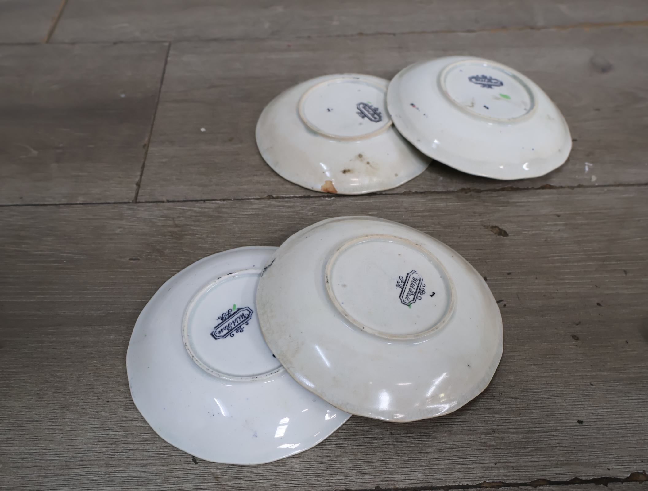 Set van 4 kleurrijke 'Wild Rose' theekopjes met schotels – foto 17 – kavel bij GSD Auctions, Zoeterwoude