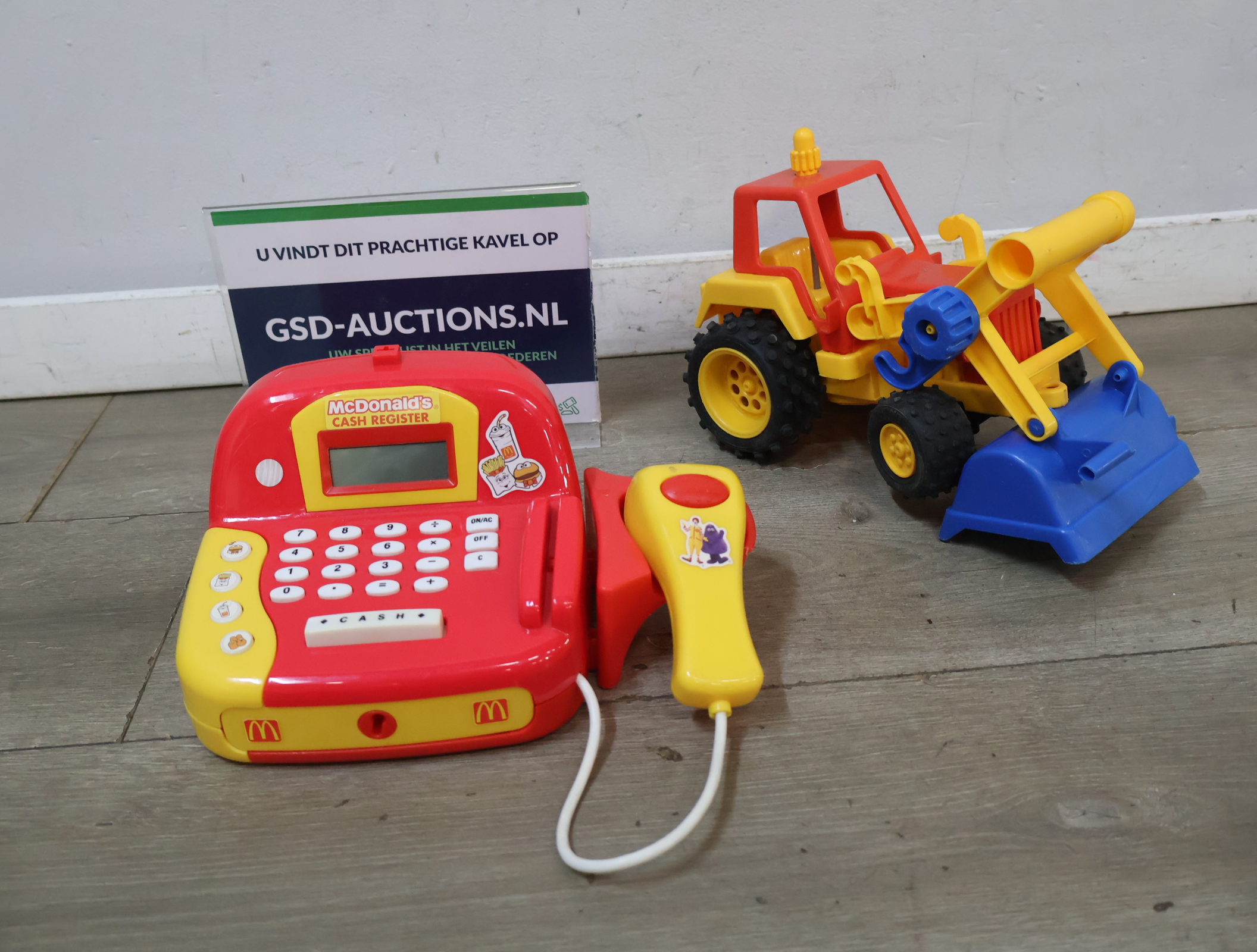 McDonald's speelgoed kassa en gele frontlader tractor – kavel bij GSD Auctions, Zoeterwoude
