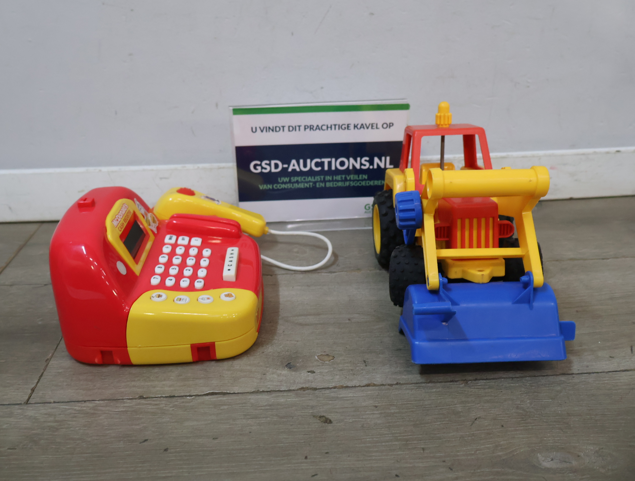 McDonald's speelgoed kassa en gele frontlader tractor – foto 2 – kavel bij GSD Auctions, Zoeterwoude