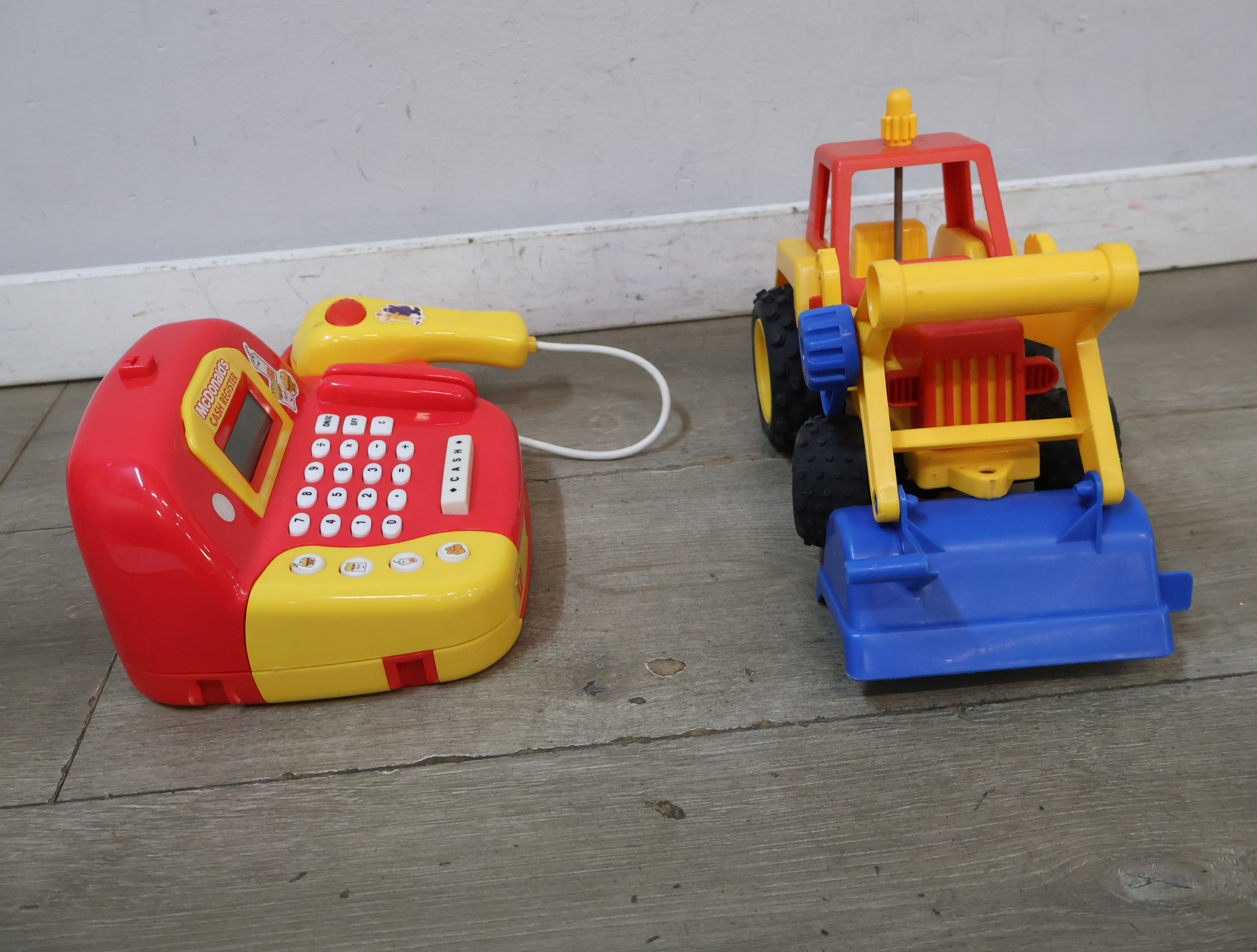 McDonald's speelgoed kassa en gele frontlader tractor – foto 3 – kavel bij GSD Auctions, Zoeterwoude