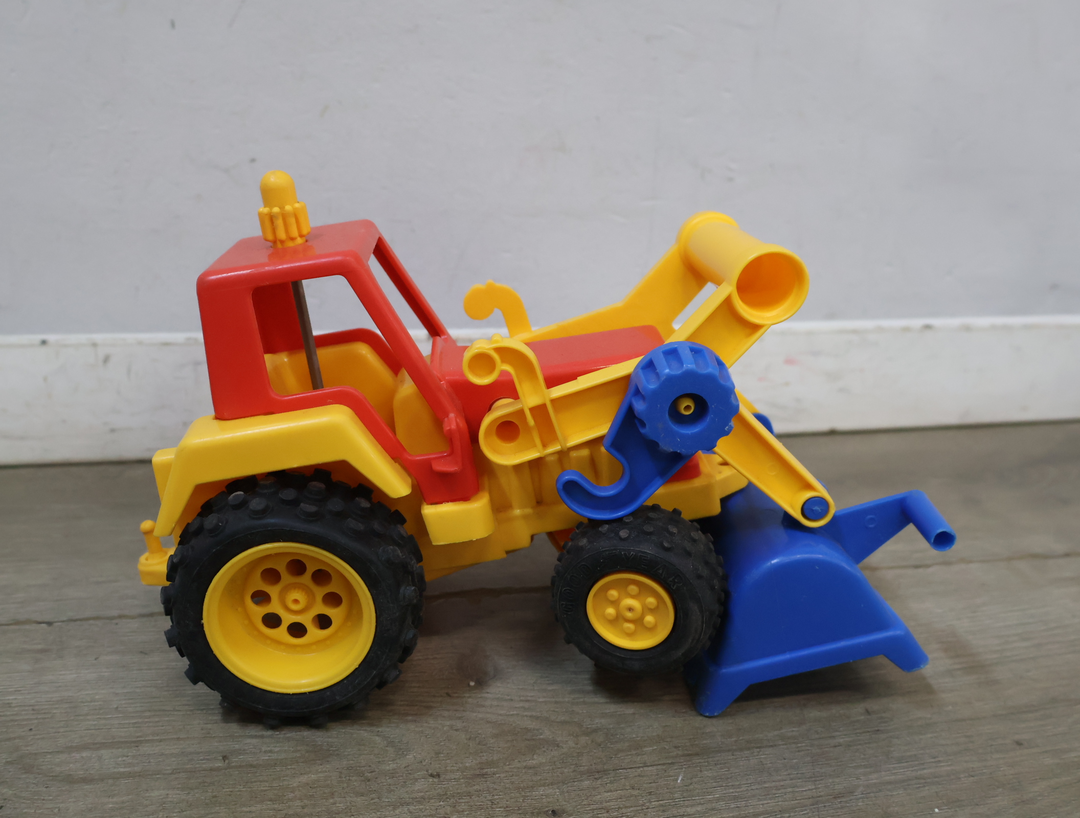 McDonald's speelgoed kassa en gele frontlader tractor – foto 6 – kavel bij GSD Auctions, Zoeterwoude