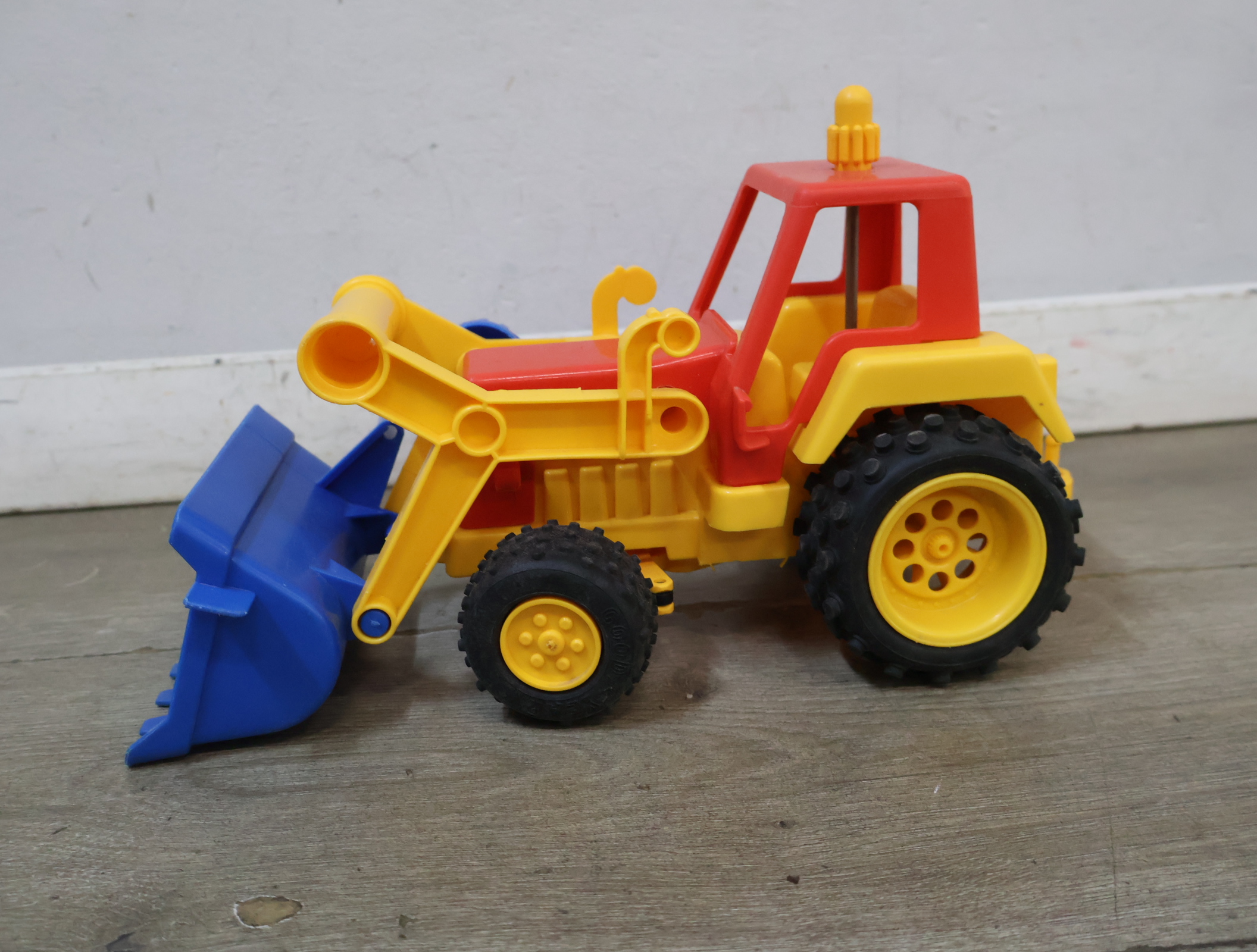 McDonald's speelgoed kassa en gele frontlader tractor – foto 8 – kavel bij GSD Auctions, Zoeterwoude