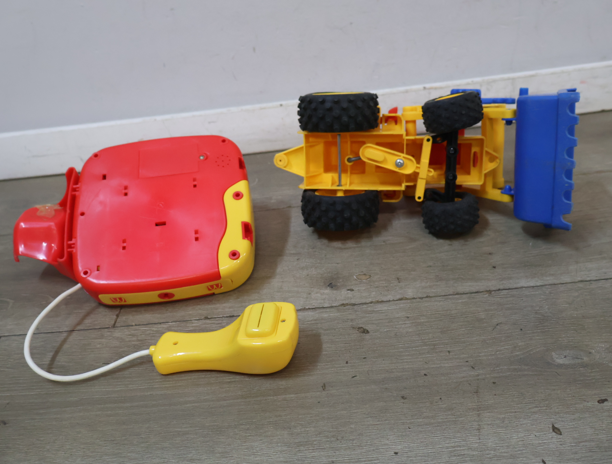 McDonald's speelgoed kassa en gele frontlader tractor – foto 9 – kavel bij GSD Auctions, Zoeterwoude