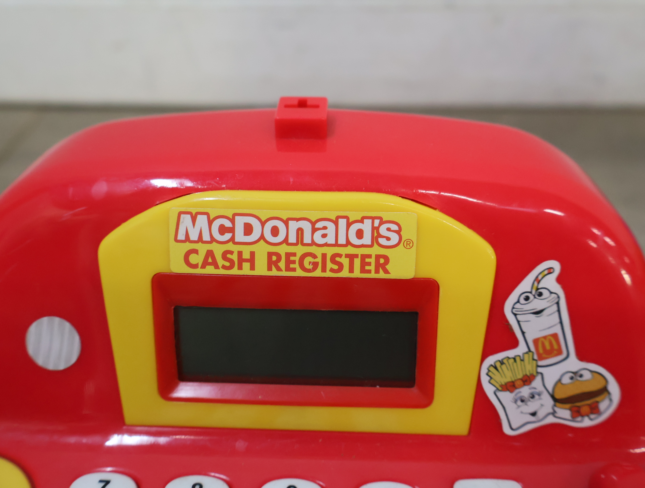 McDonald's speelgoed kassa en gele frontlader tractor – foto 11 – kavel bij GSD Auctions, Zoeterwoude