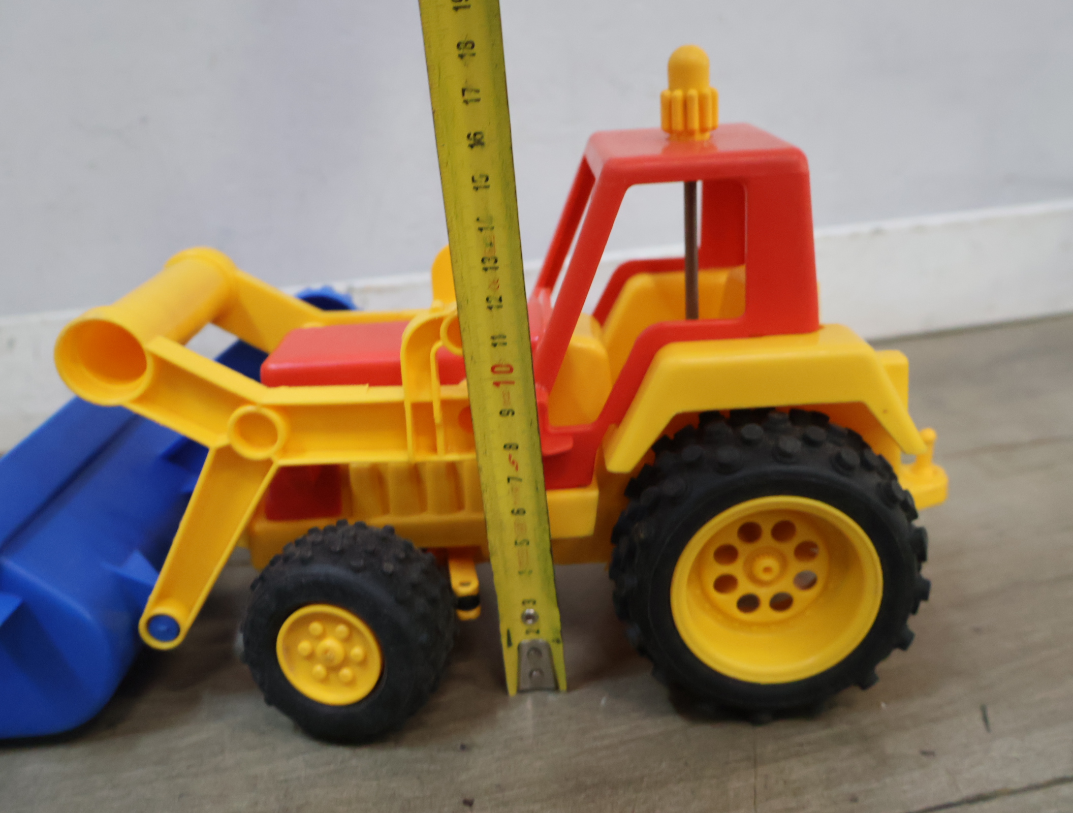 McDonald's speelgoed kassa en gele frontlader tractor – foto 16 – kavel bij GSD Auctions, Zoeterwoude