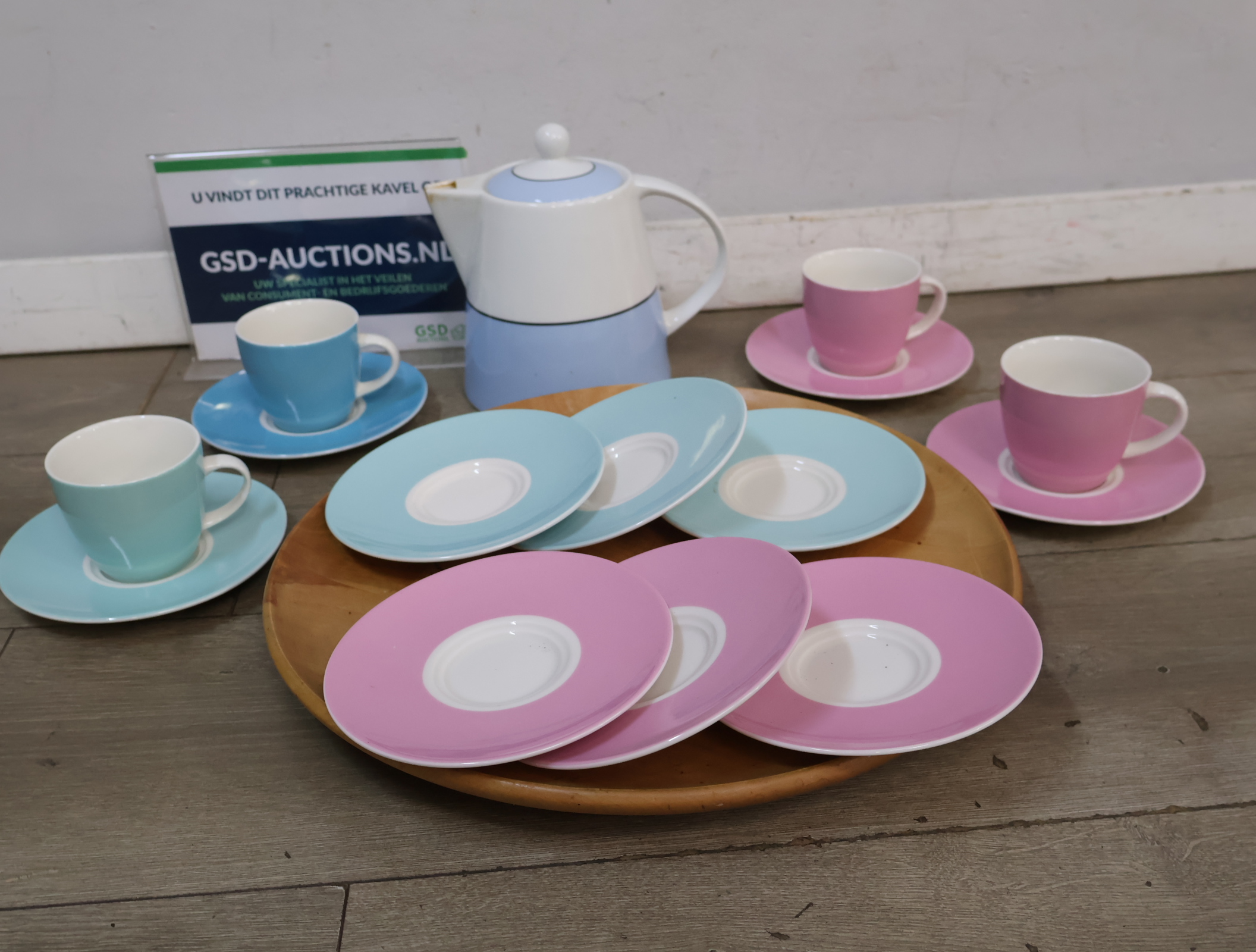 Koffieservies met pastel cups en schotels – kavel bij GSD Auctions, Zoeterwoude